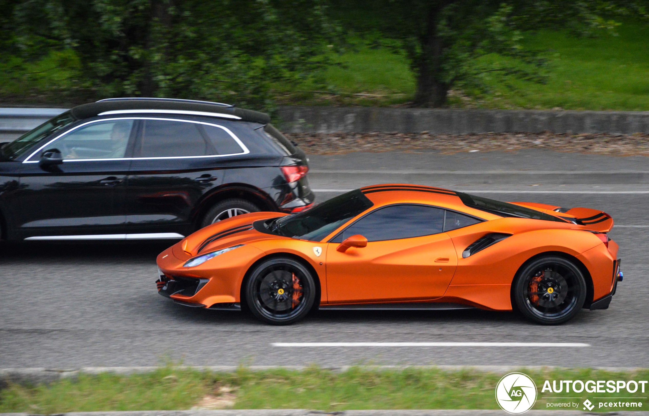 Lopende band werk: Ferrari 488 Pista meermaals gespot