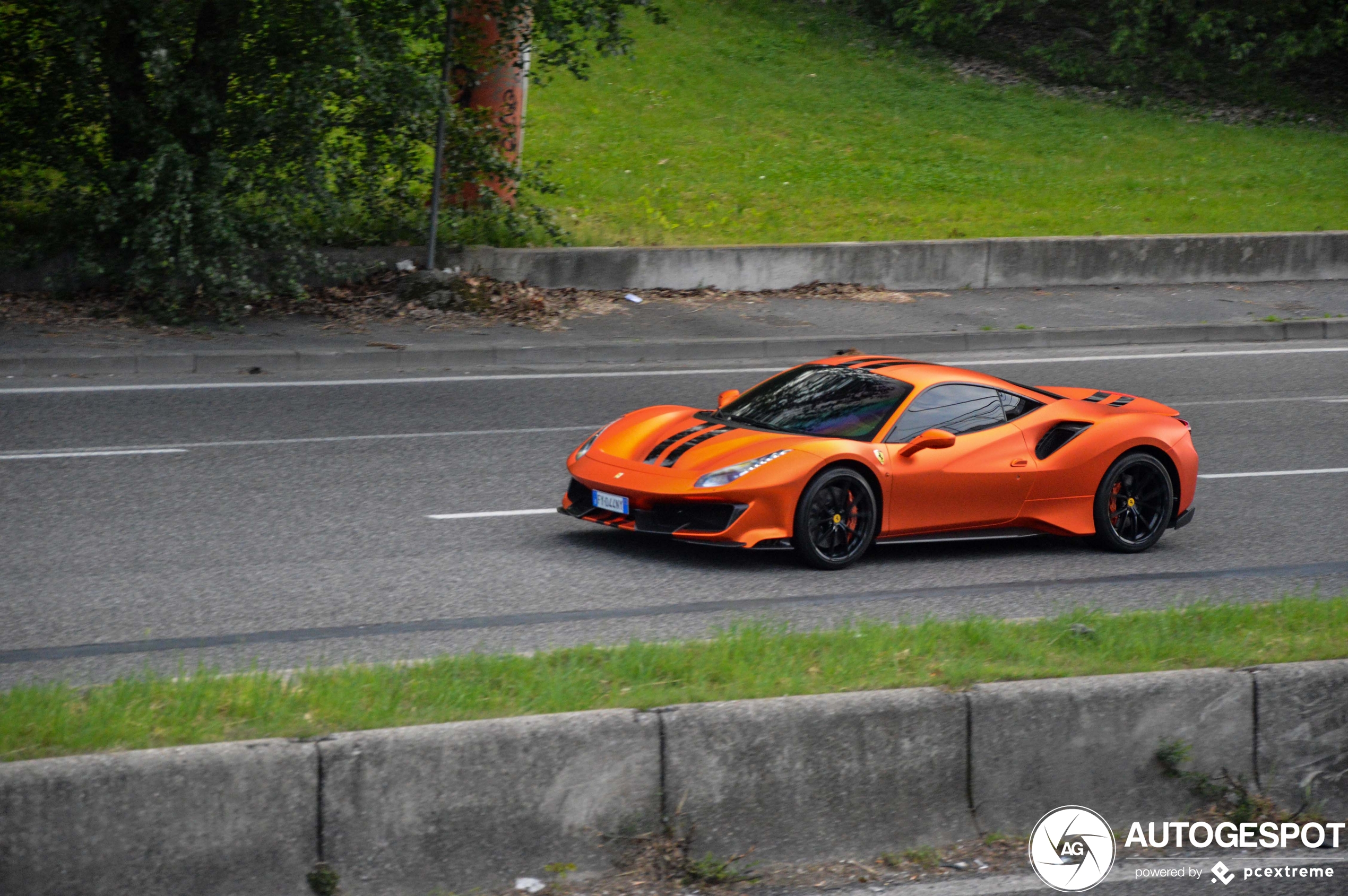 Lopende band werk: Ferrari 488 Pista meermaals gespot