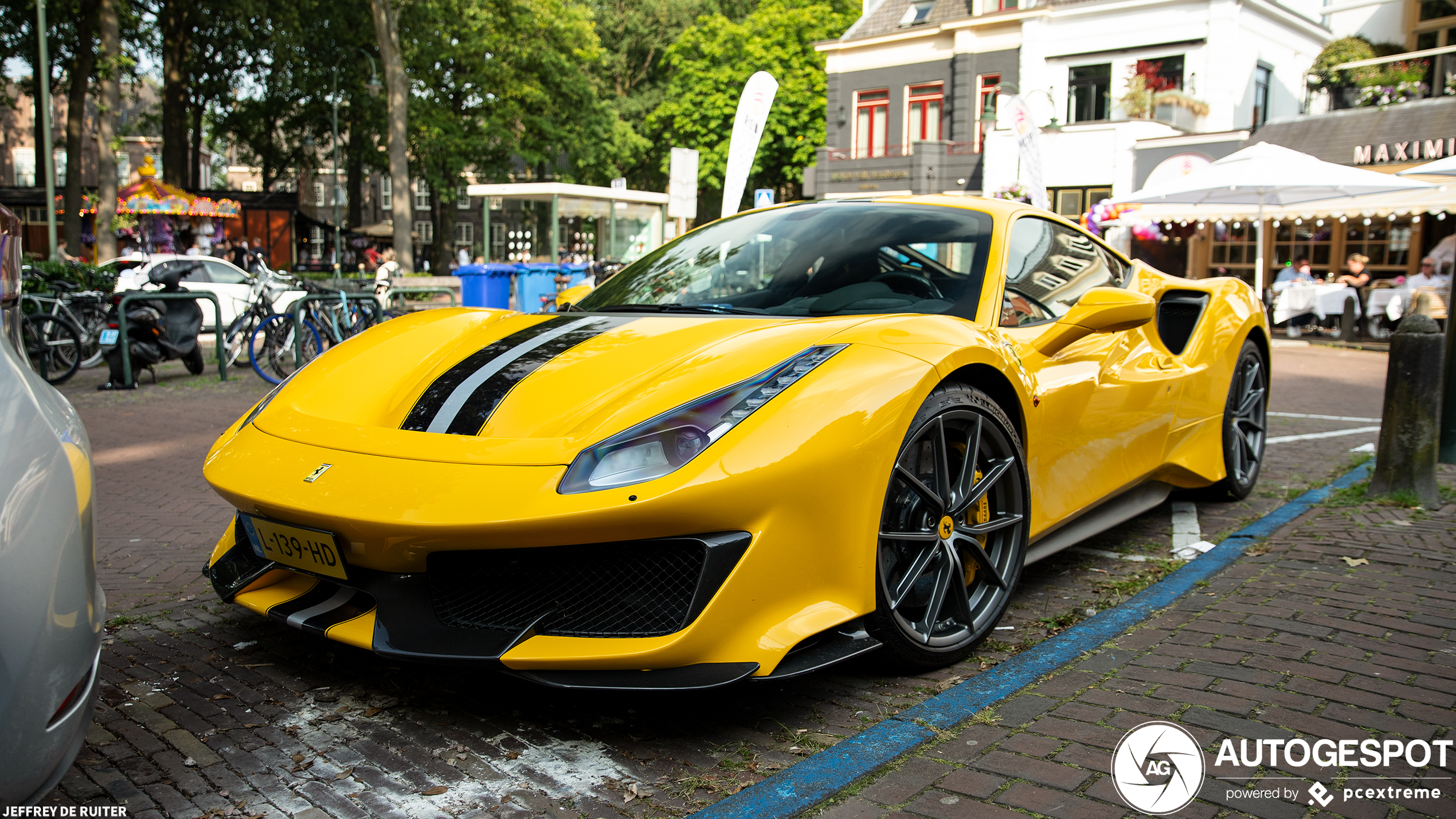 Gele Ferrari 488 Pista valt op in 't Gooi