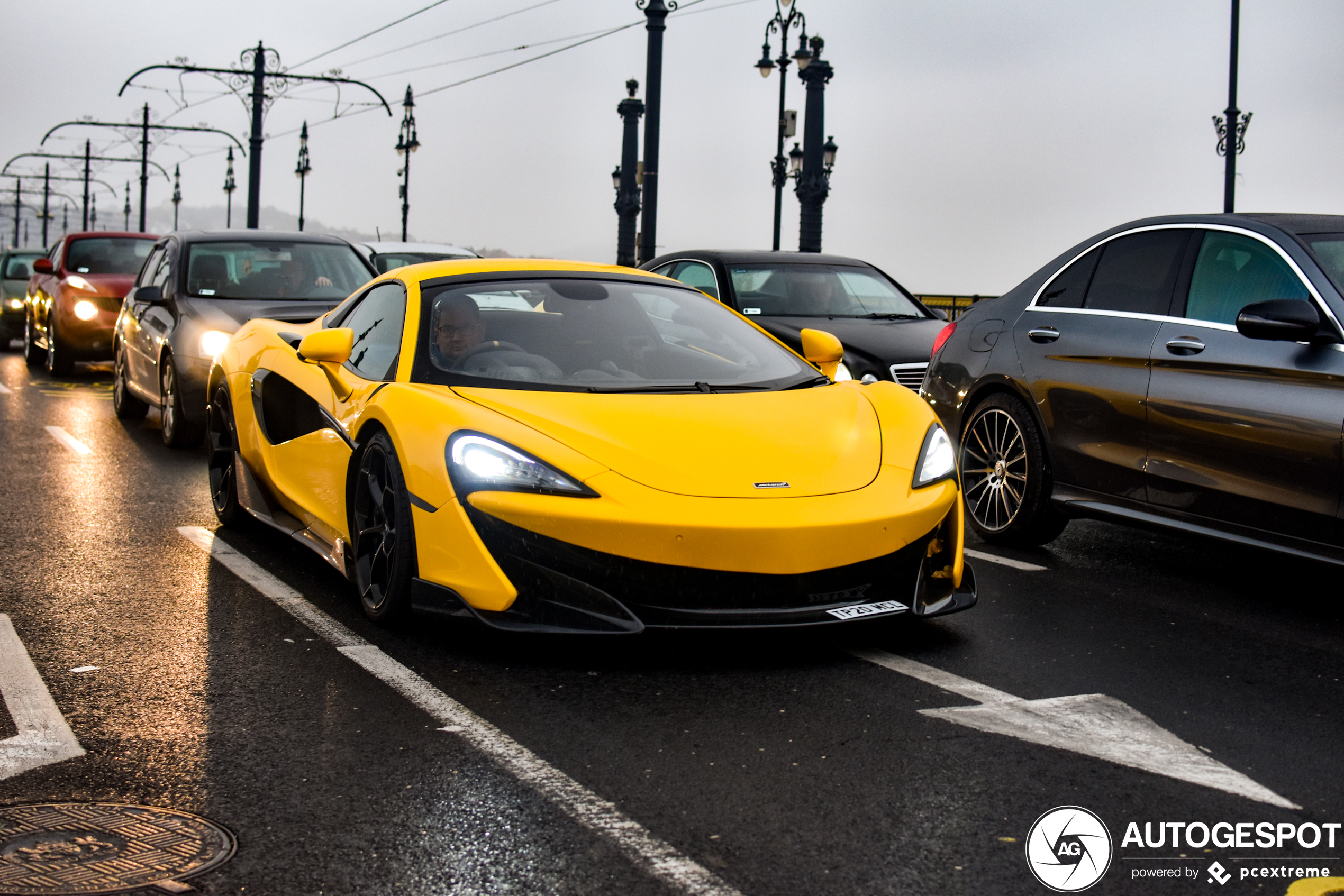 Knalgele McLaren 600LT vliegt door Budapest