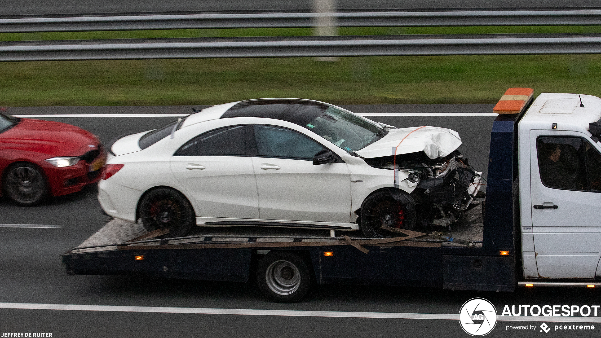 Audi S8 en CLA45 liggen ook in de kreukels