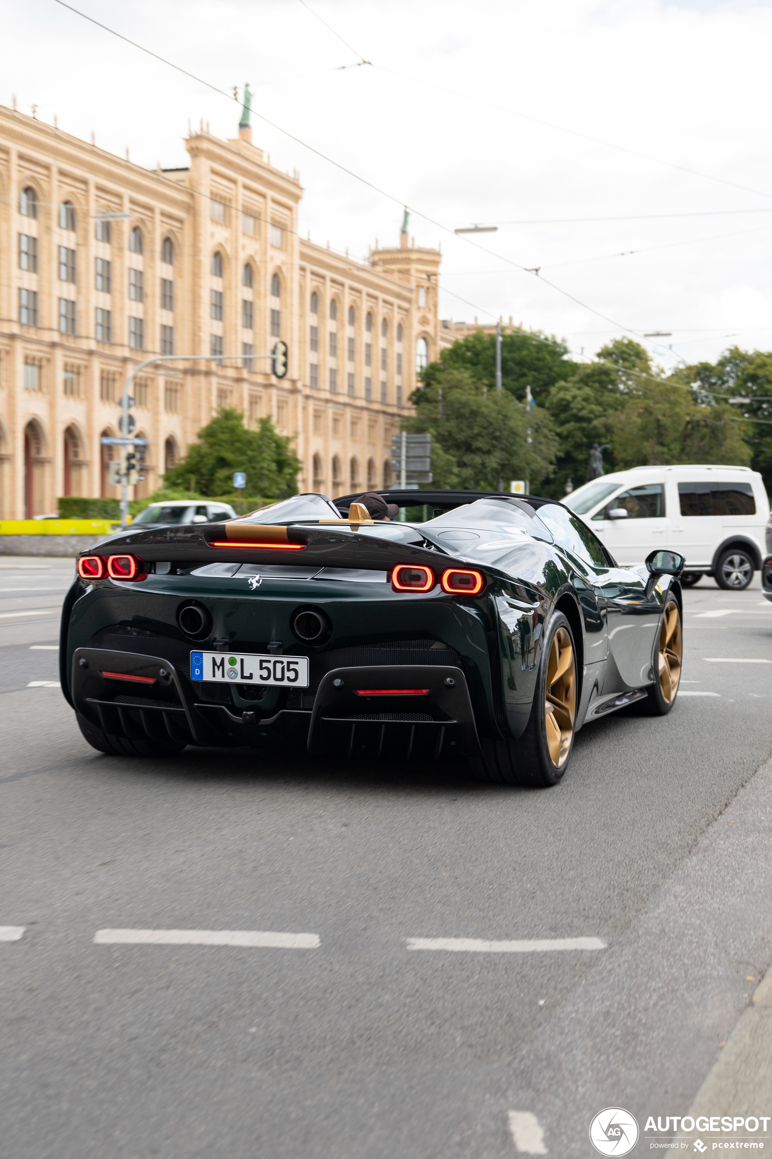 Dit is een prachtige Ferrari SF90 Spider Assetto Fiorano