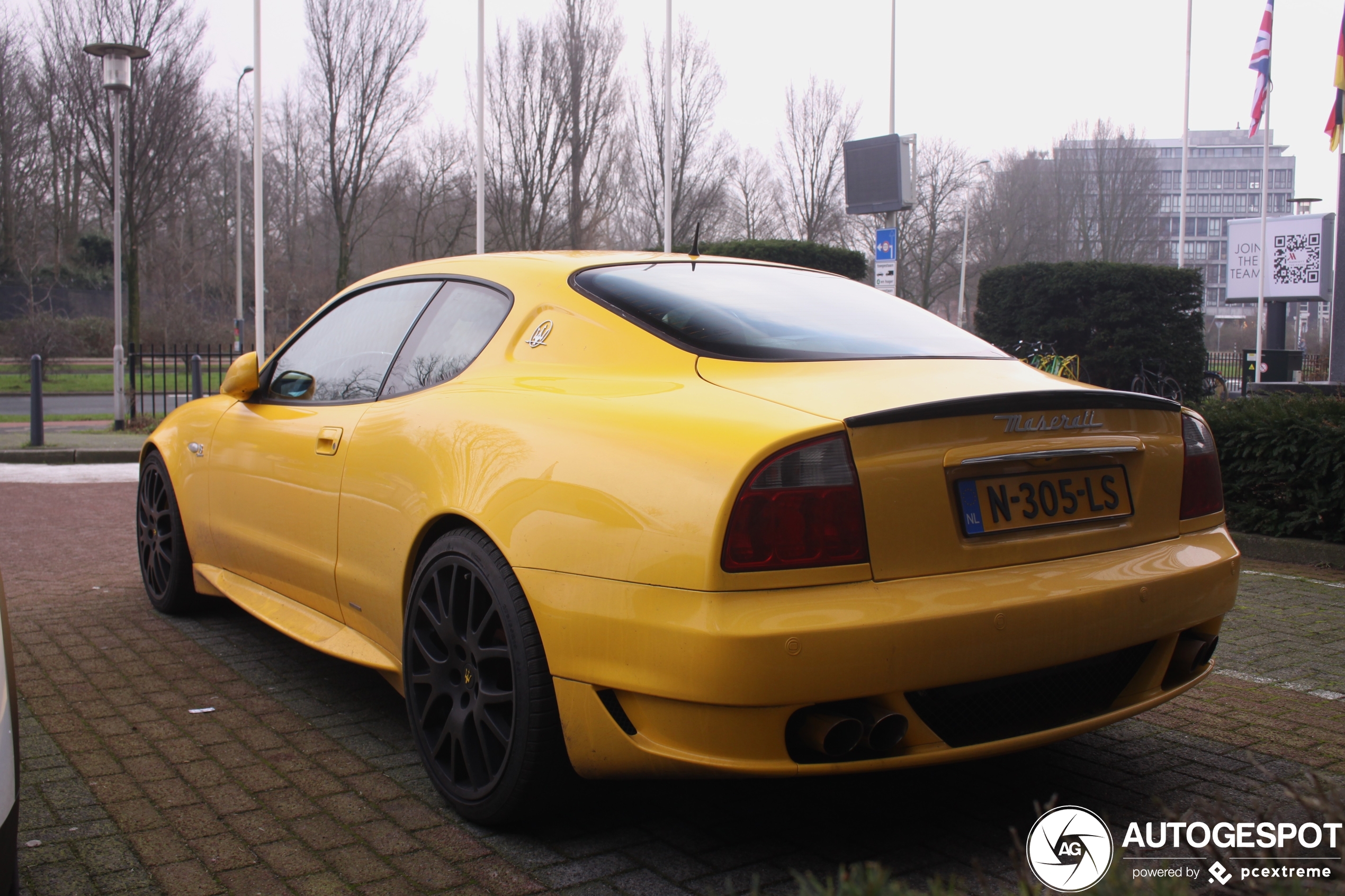 Twee gele gelijkwaardige sportauto's van begin 2000 gespot