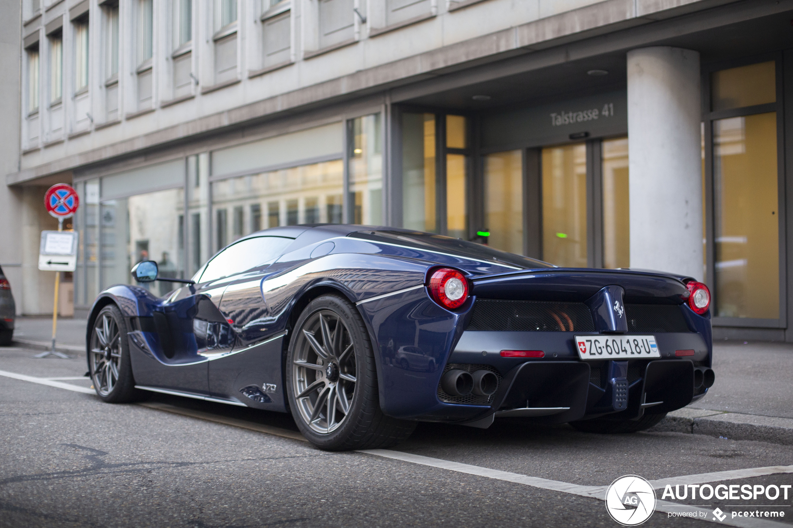 Hier staat vier miljoen euro geparkeerd op straat in Zürich