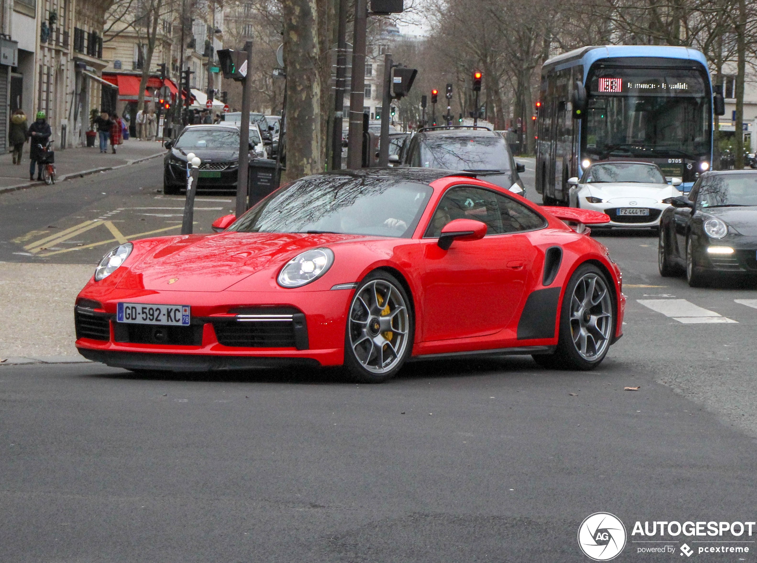 Knalrode 992 Turbo S is behoorlijk heftig