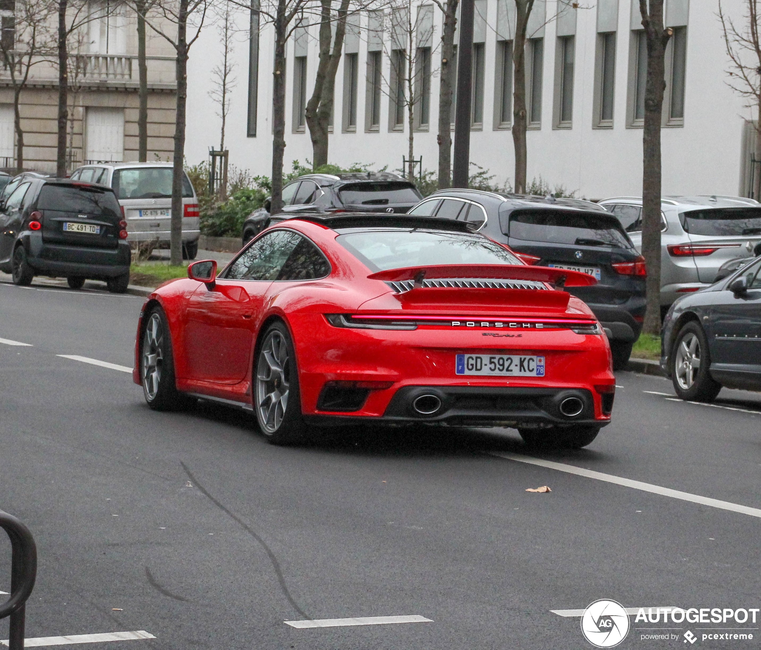 Knalrode 992 Turbo S is behoorlijk heftig