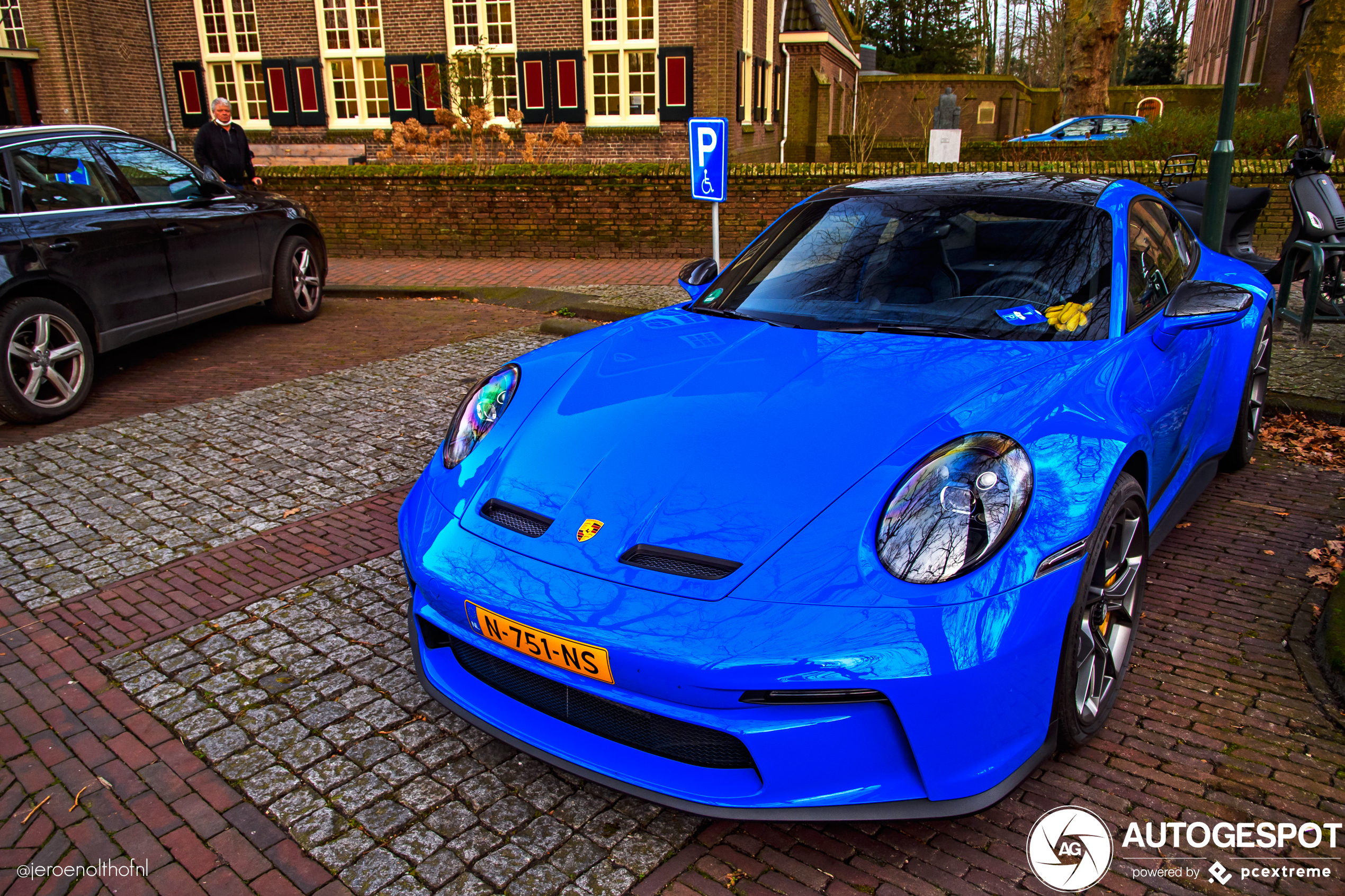 Porsche 992 GT3 Touring gespoten in parkeerschijf-blauw