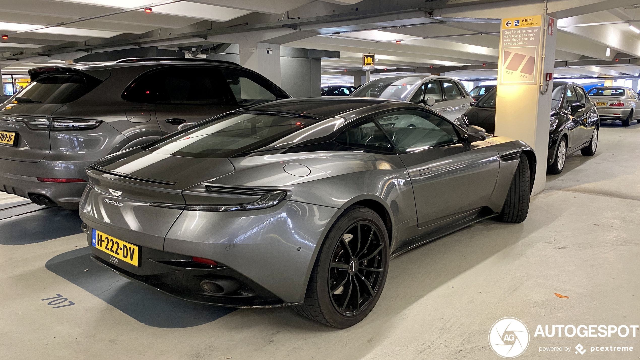 Aston Martin DB11 V8