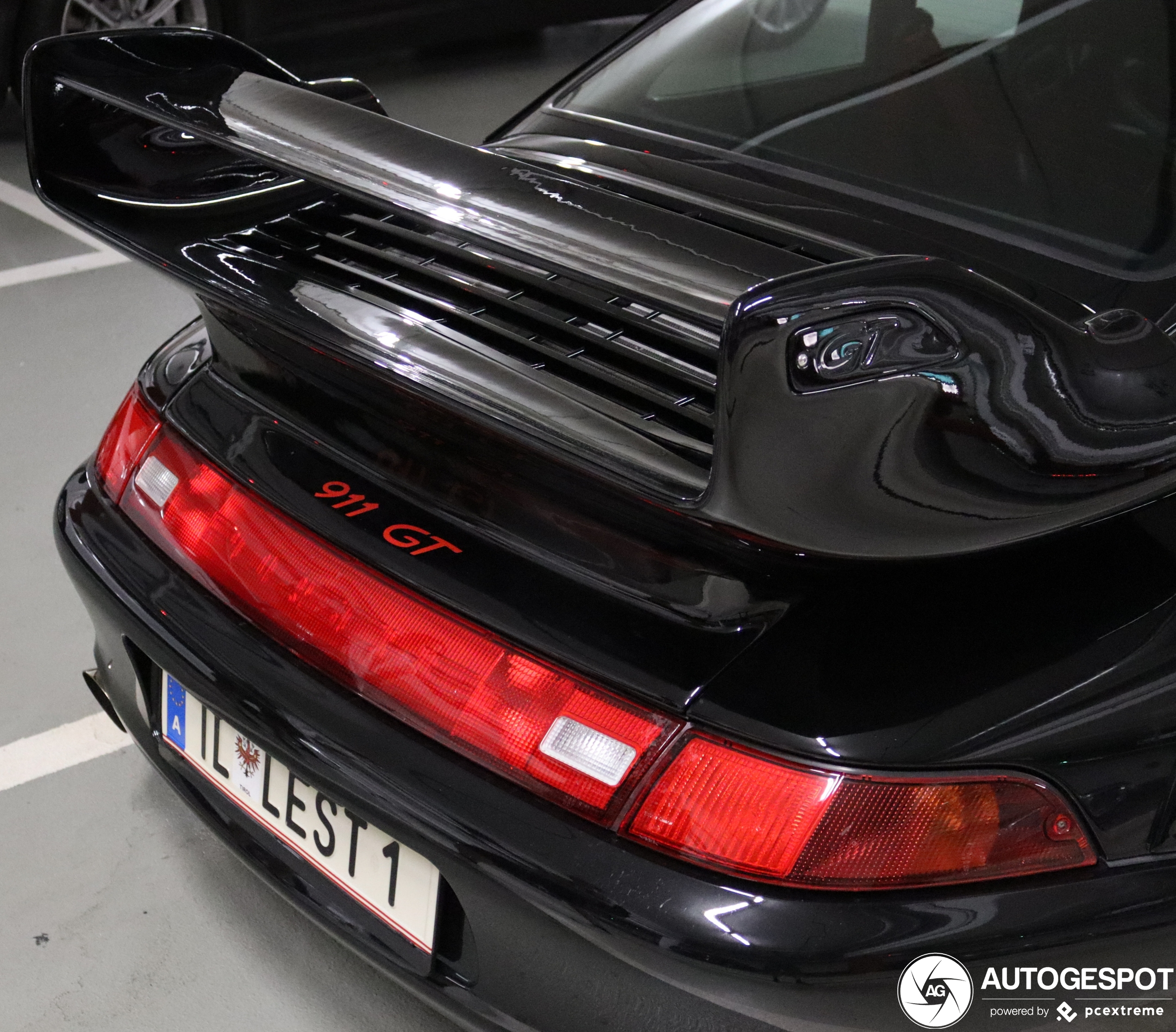 Zeldzame Porsche 993 GT2 staat nonchalant in de parkeergarage