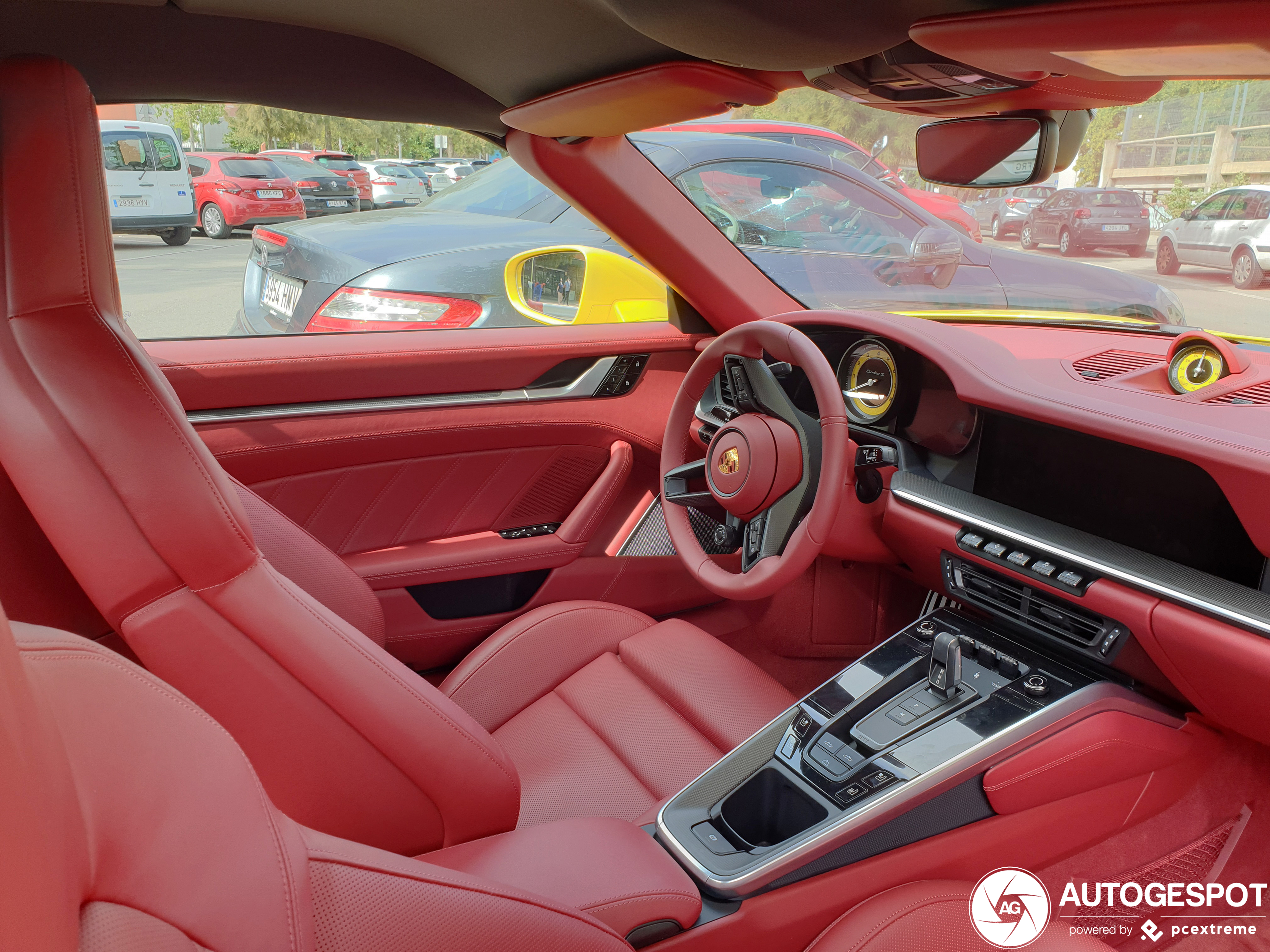 Porsche 992 Turbo S gekleed in McDonalds thema