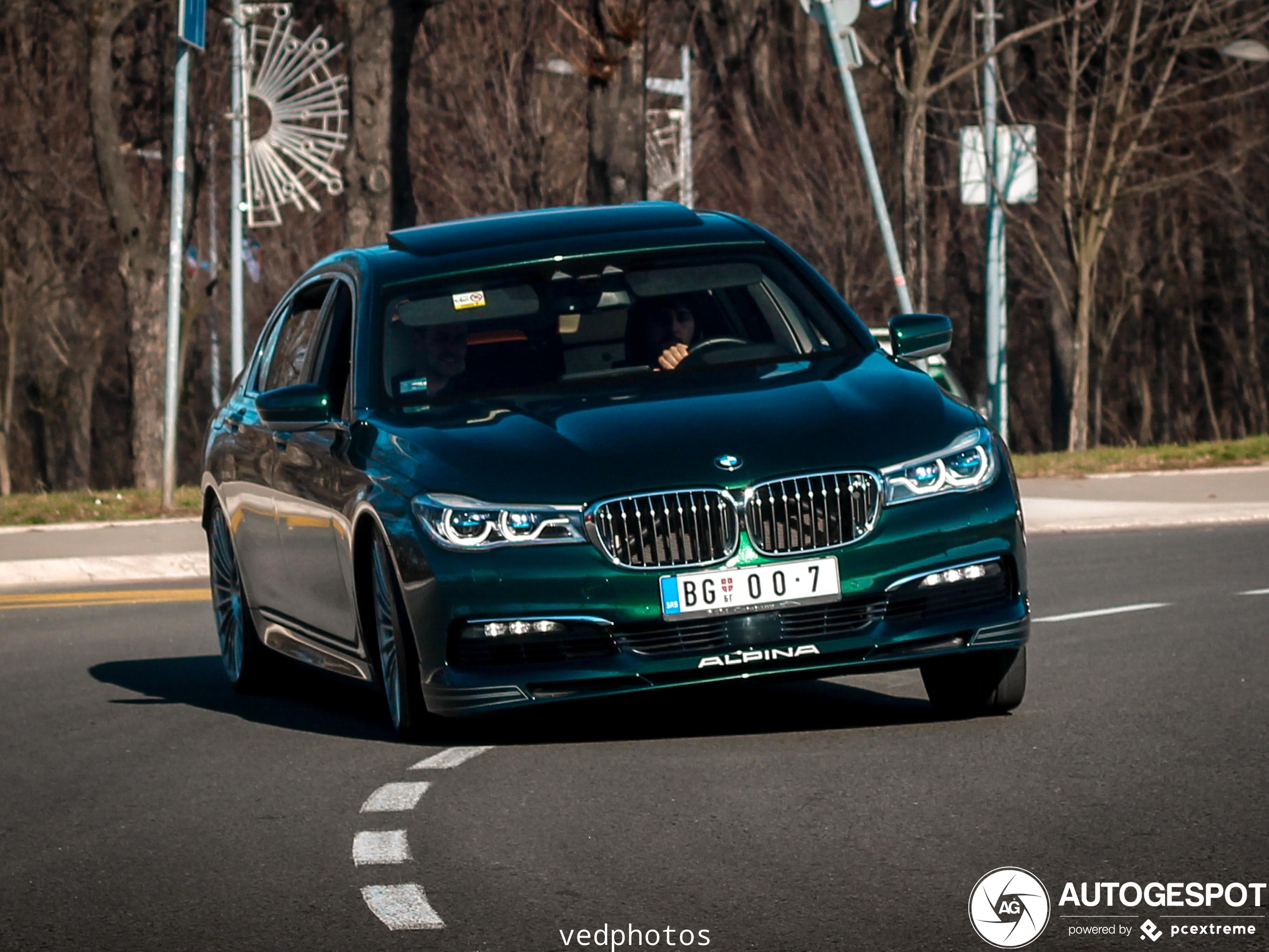 Alpina B7 probeert te driften voor neus van spotter