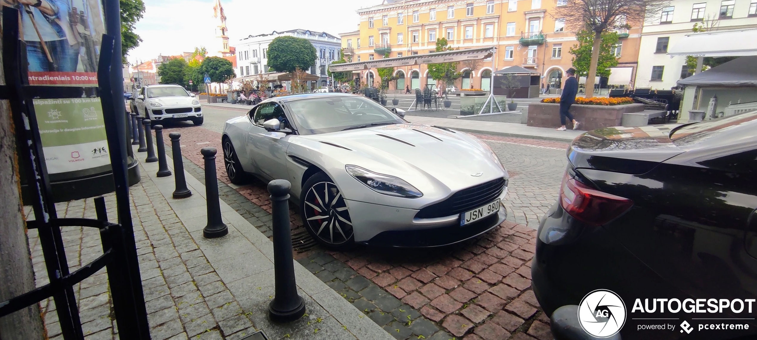 Aston Martin DB11