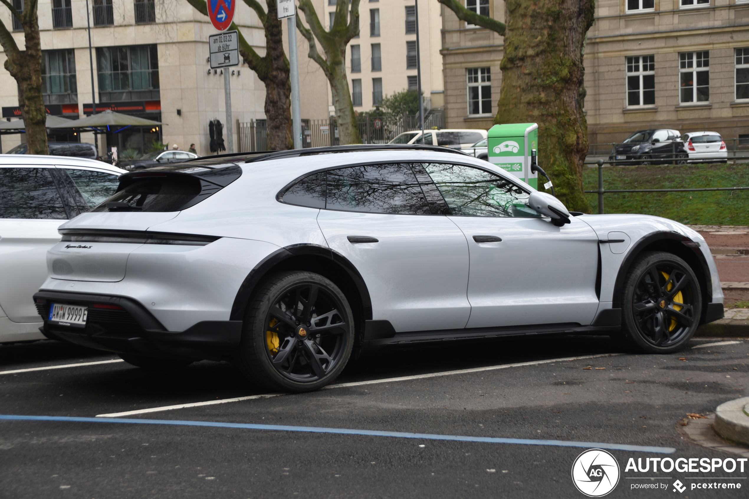 Porsche Taycan Turbo S Cross Turismo