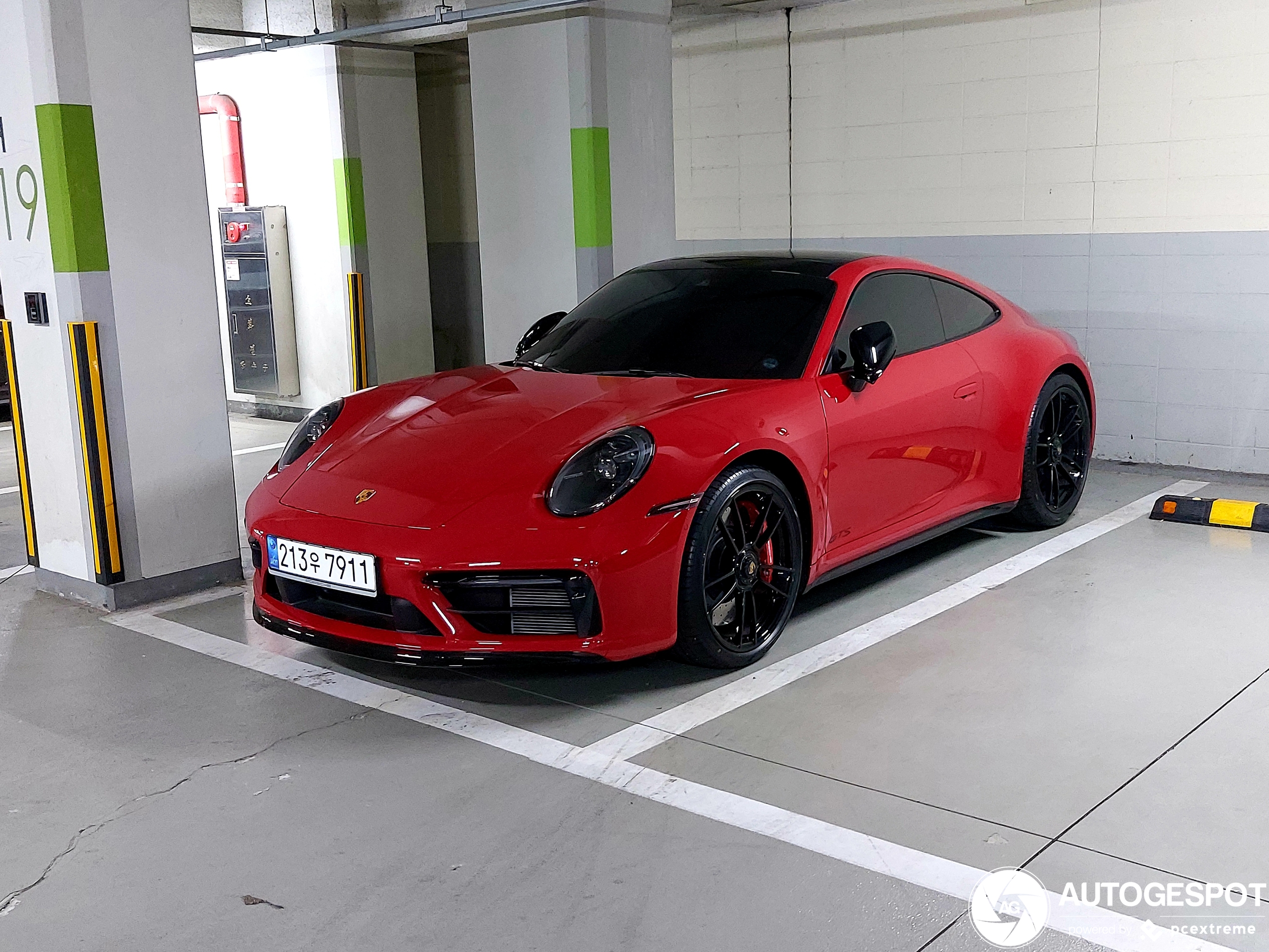 Porsche 992 Carrera 4 GTS