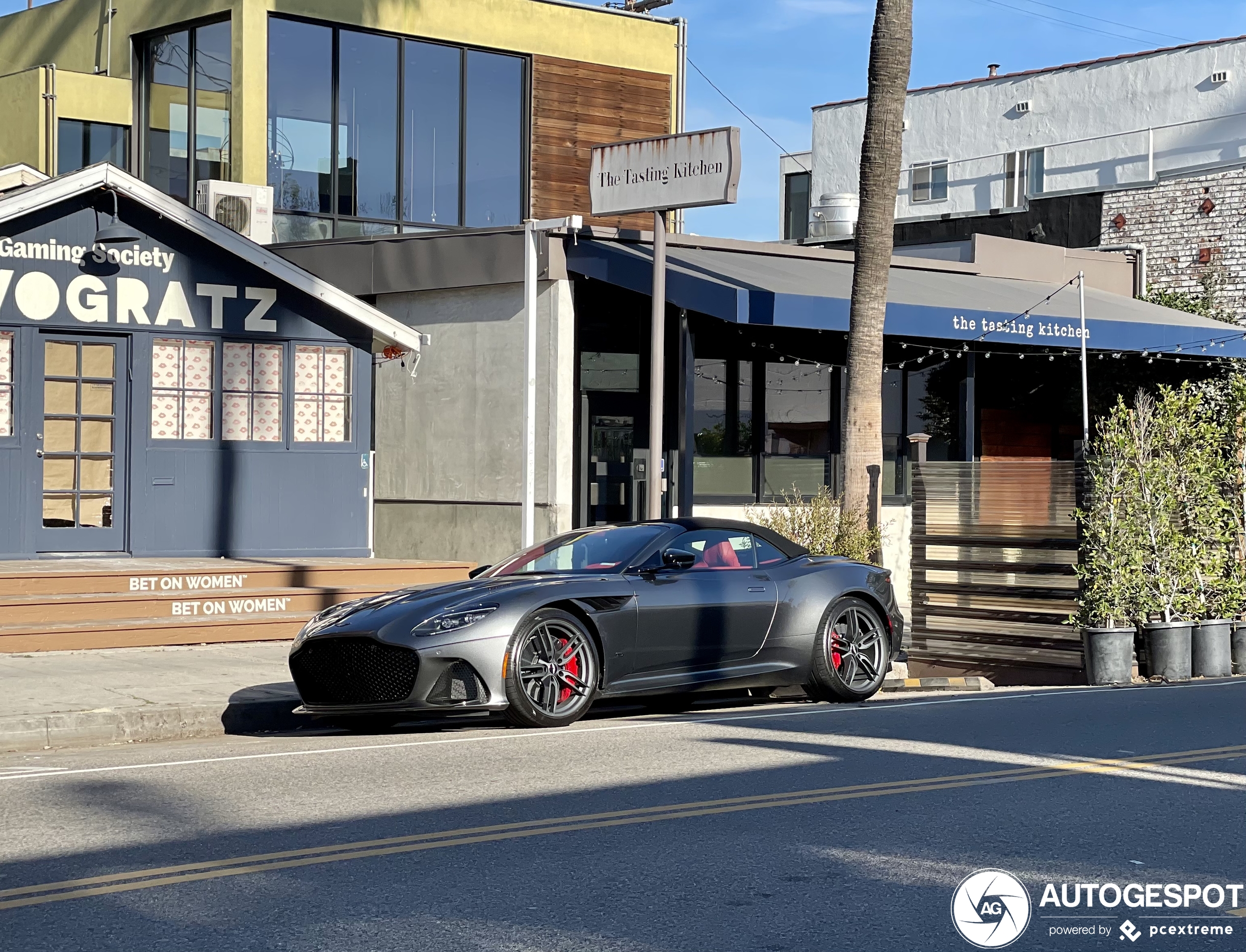 Aston Martin DBS Superleggera Volante