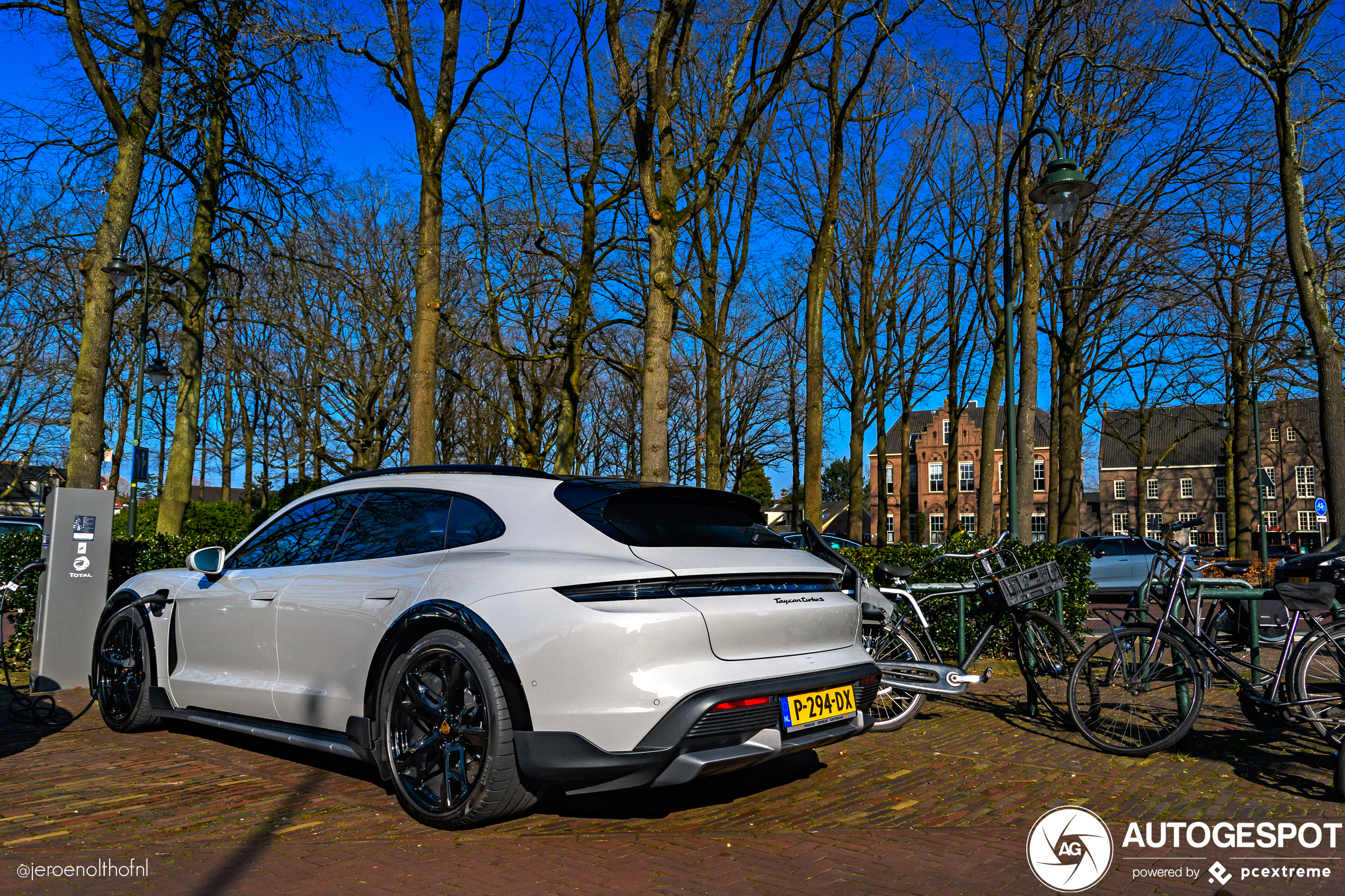 Porsche Taycan Turbo S Cross Turismo