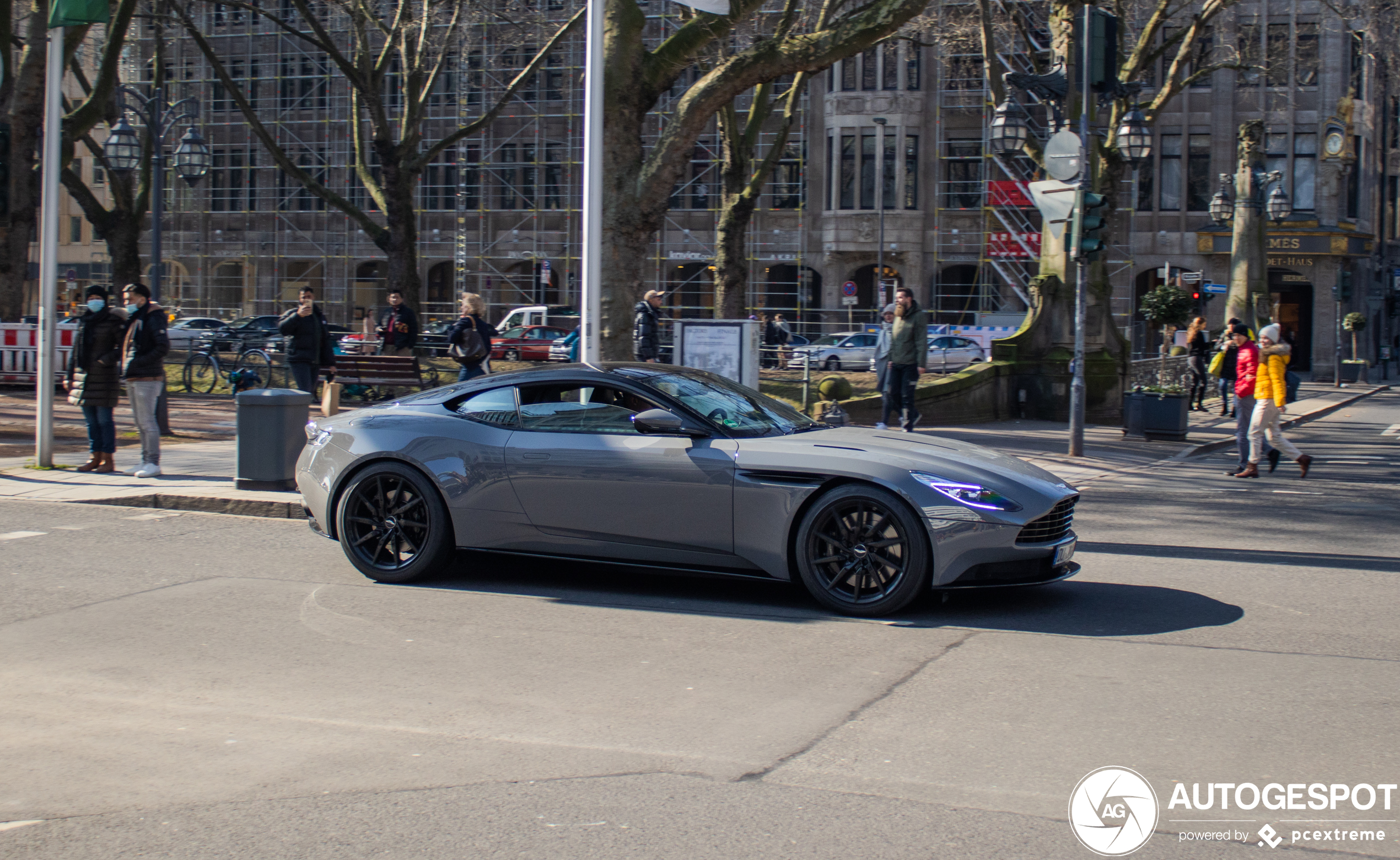 Aston Martin DB11 AMR