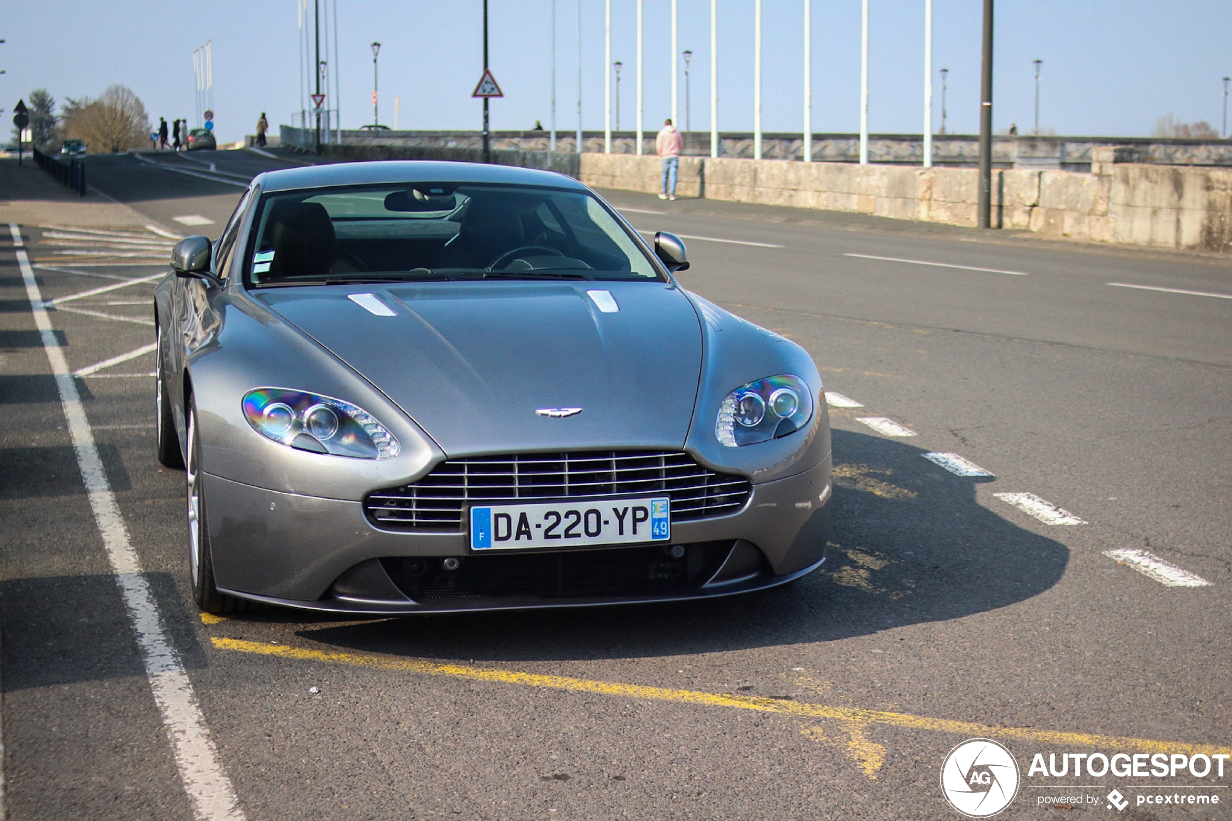 Aston Martin V8 Vantage 2012