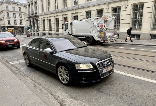 Audi S8 D3