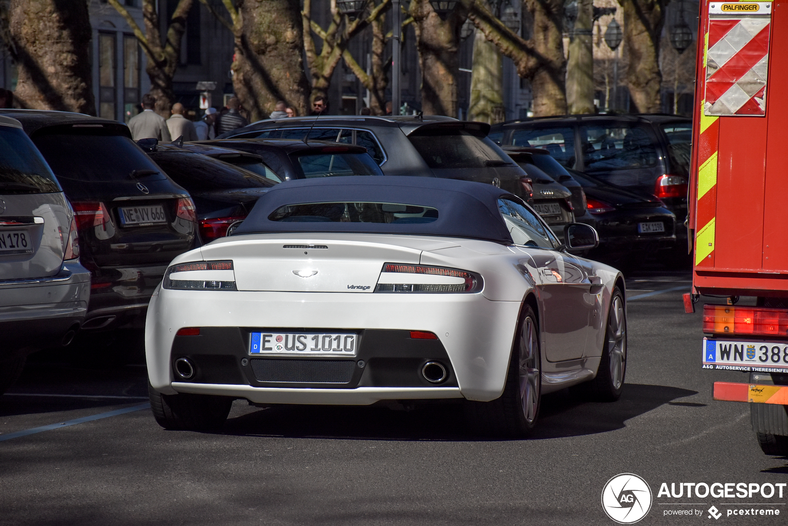 Aston Martin V8 Vantage Roadster 2012