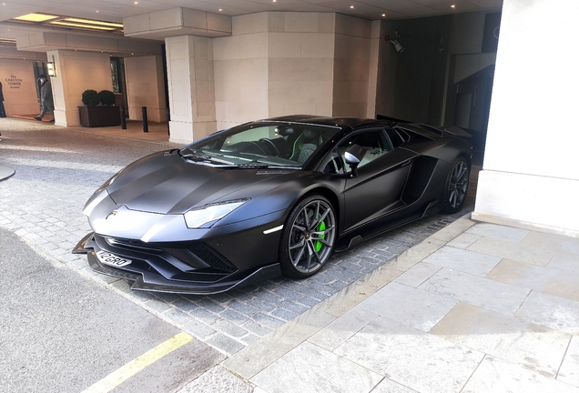 Lamborghini Aventador S LP740-4 Roadster Nero Design