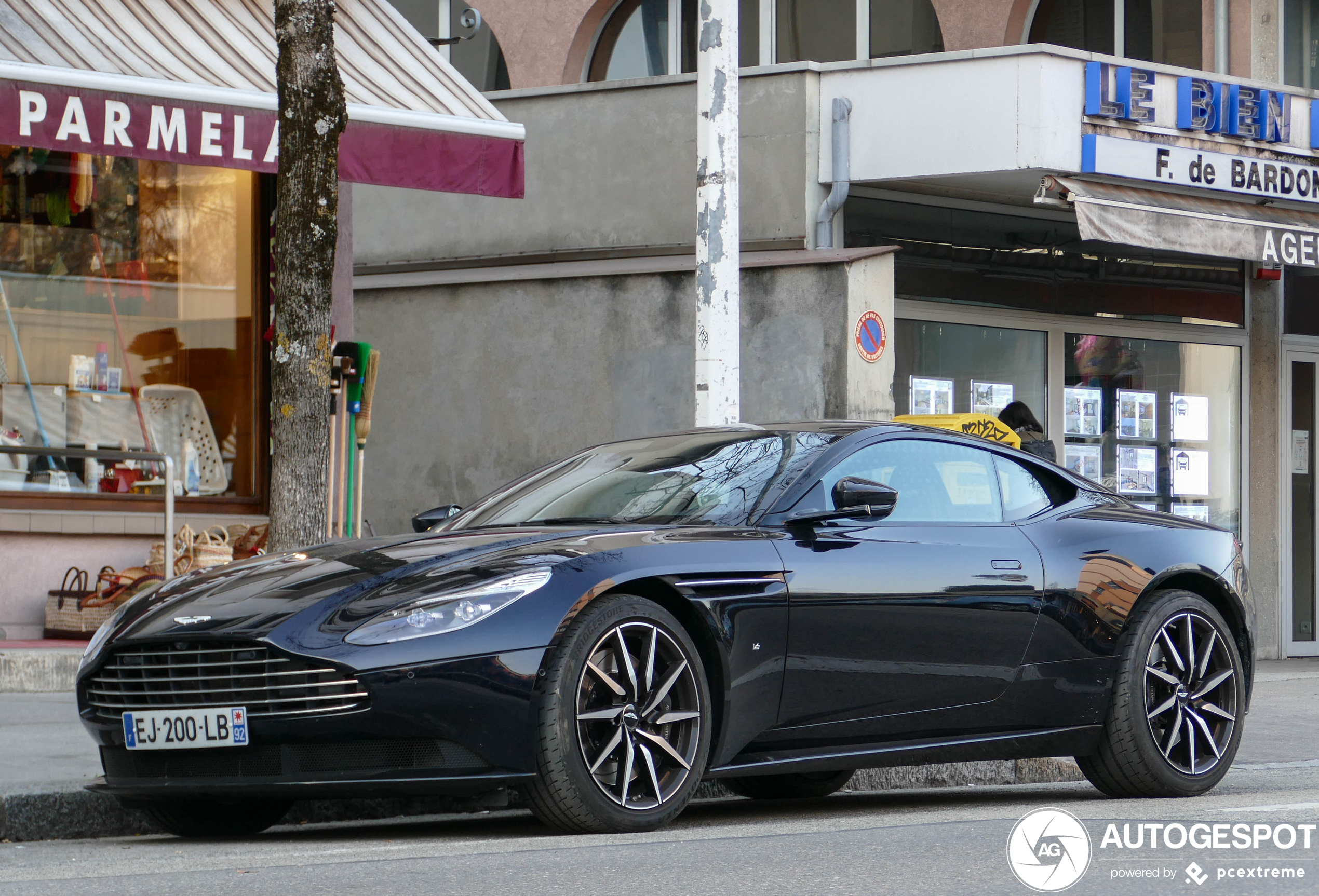 Aston Martin DB11