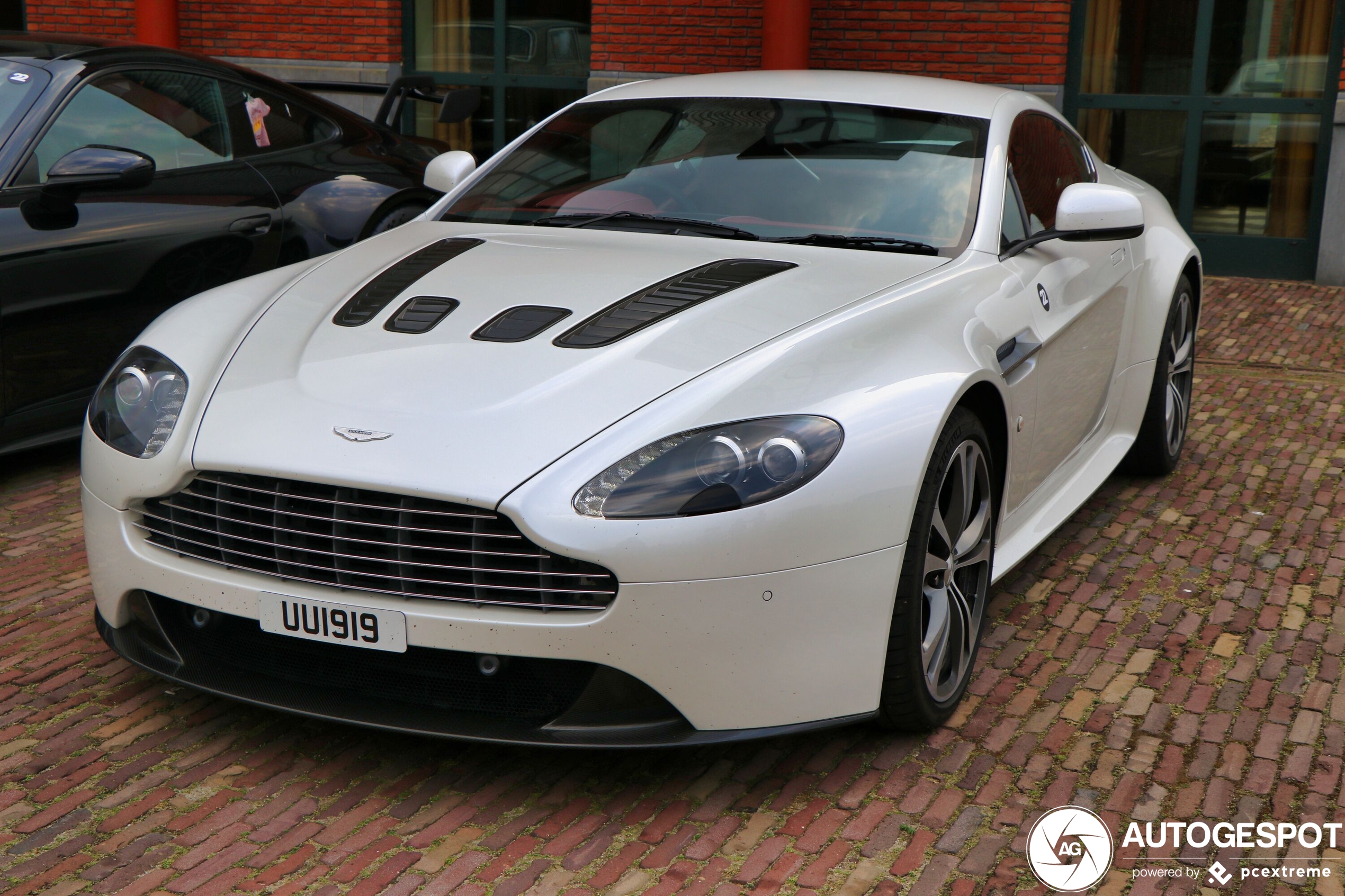 Aston Martin V12 Vantage