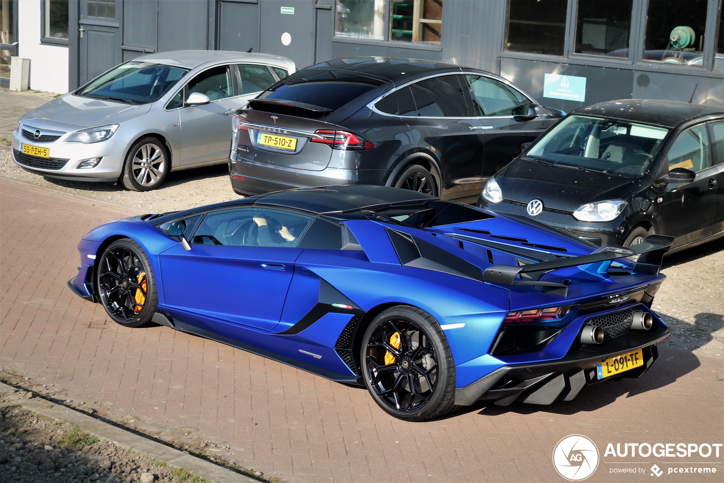 Mat blauwe Aventador SVJ in Muiden gespot