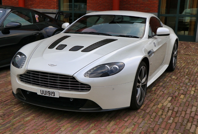 Aston Martin V12 Vantage