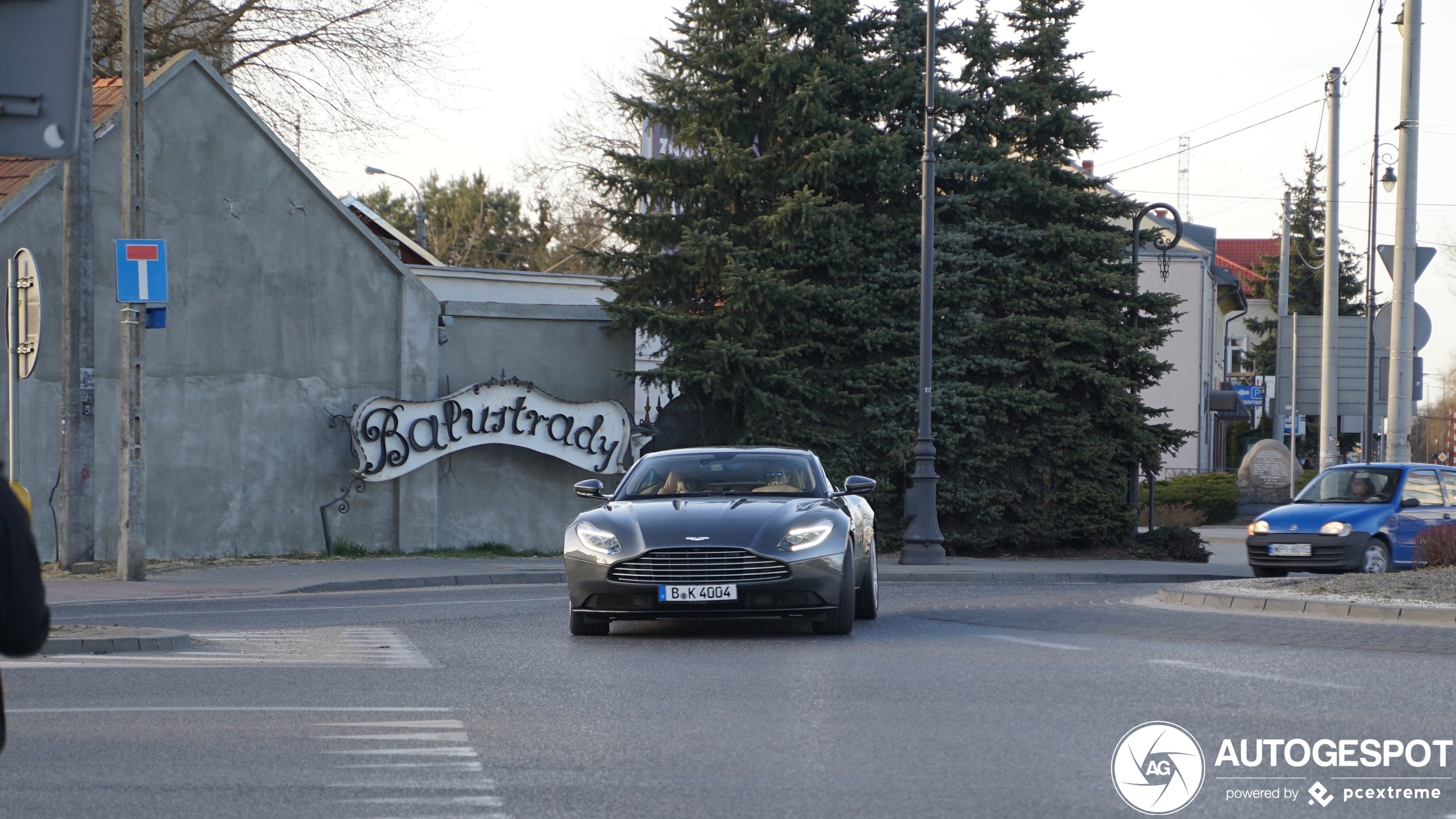 Aston Martin DB11