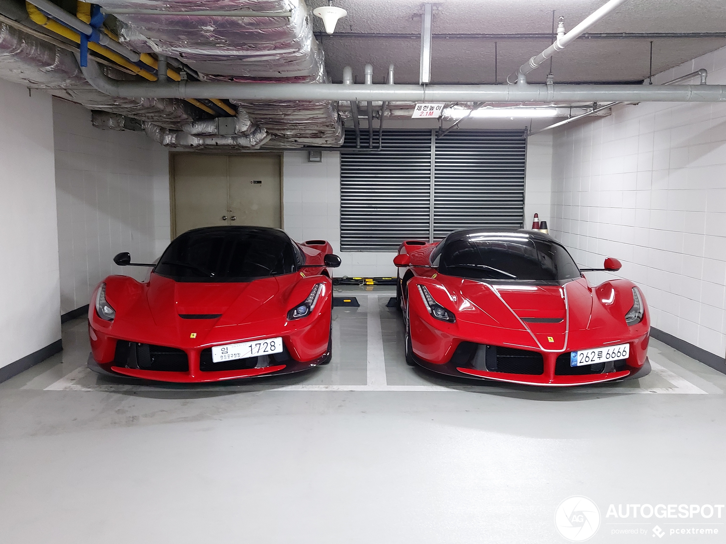 Combo: Tweemaal LaFerrari Aperta veilig in de parkeergarage