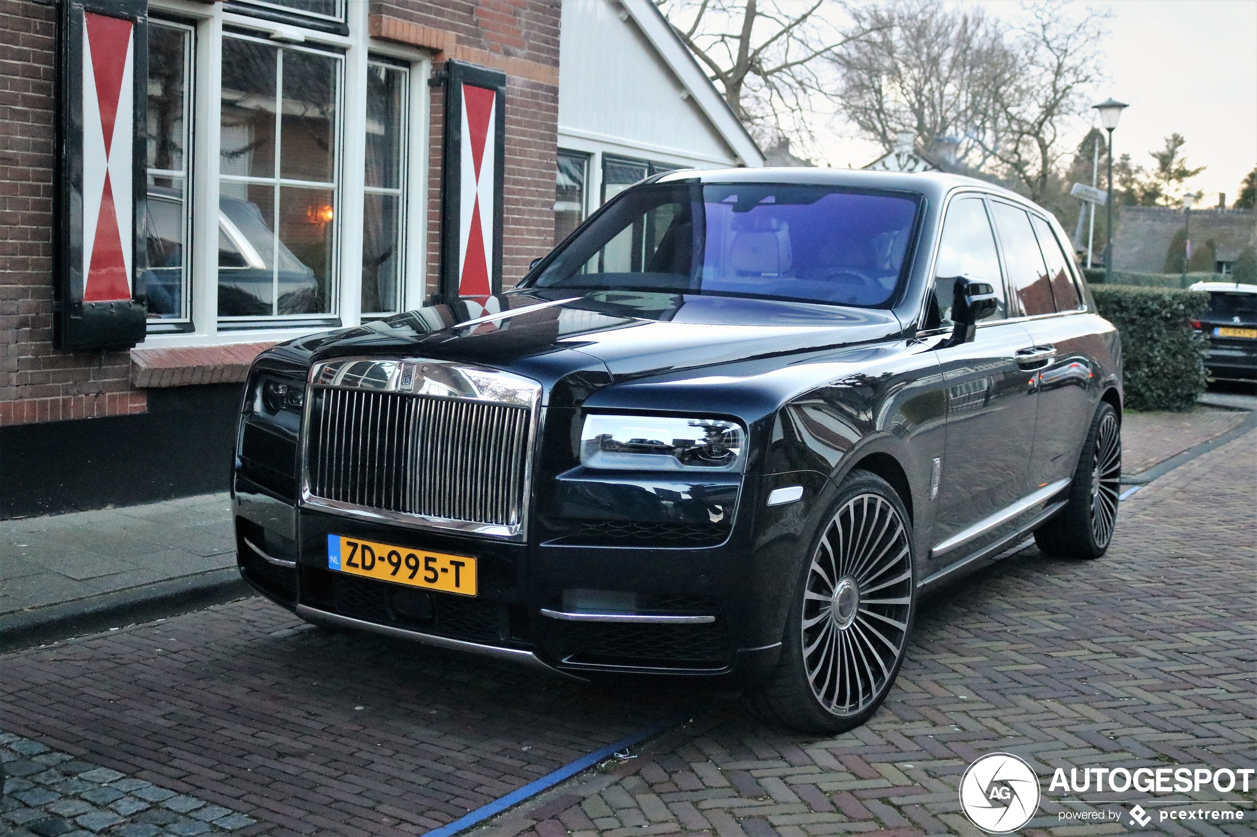 Trio van Rolls-Royce Cullinans zet Amsterdam op zijn kop