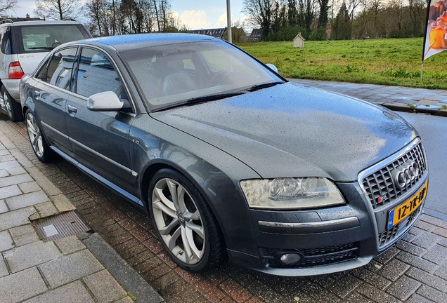 Audi S8 D3