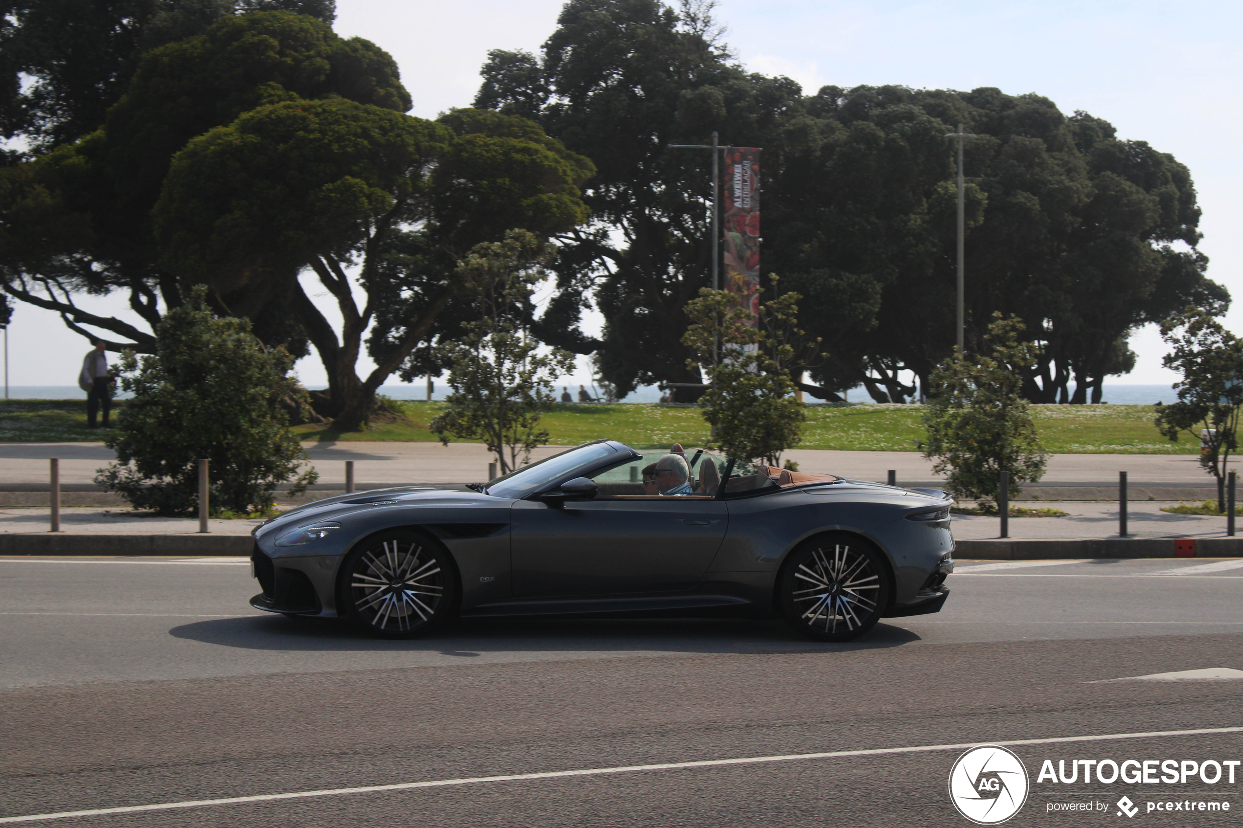 Aston Martin DBS Superleggera Volante