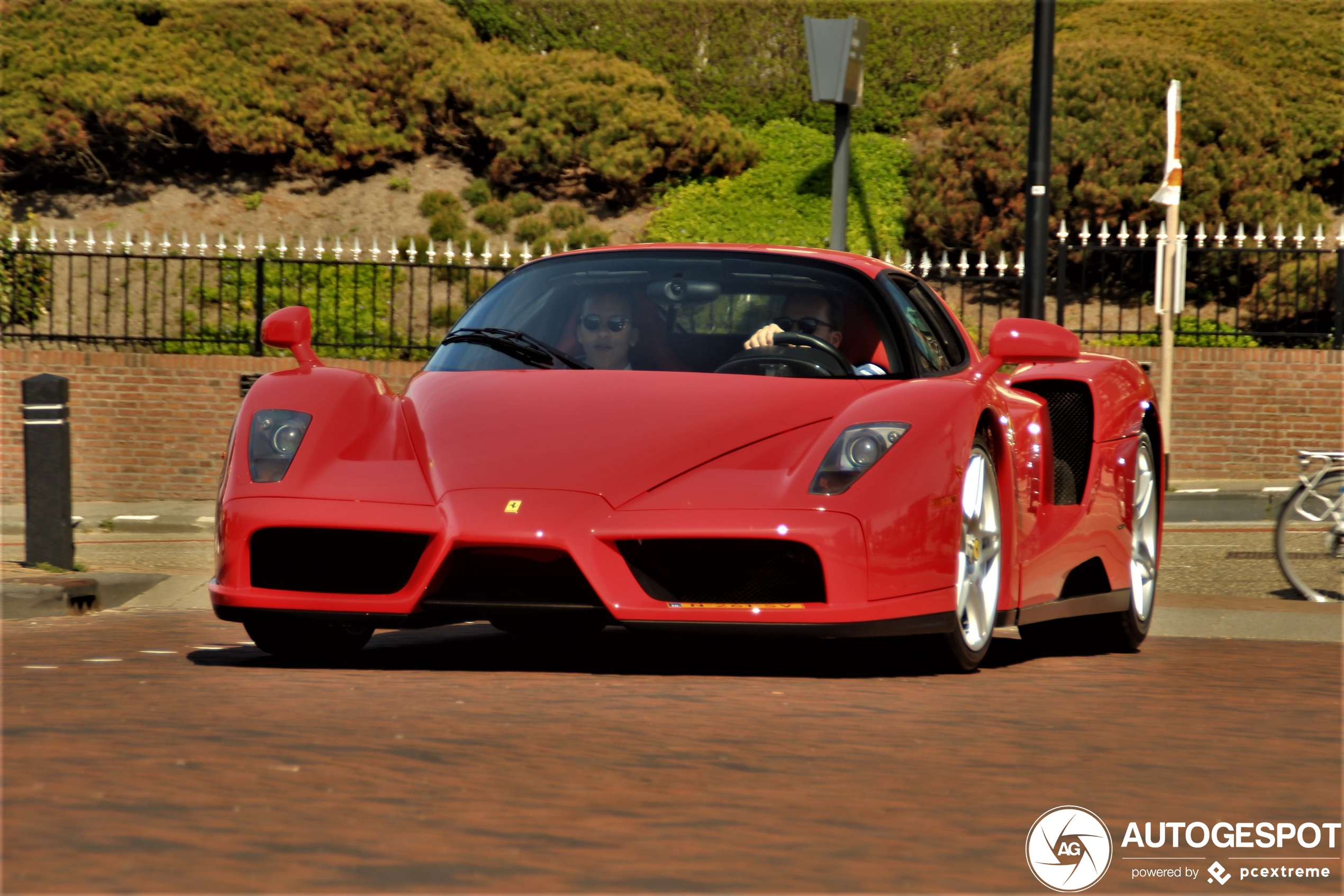 Aanschouw een Ferrari Enzo Ferrari vers op Nederlands kenteken