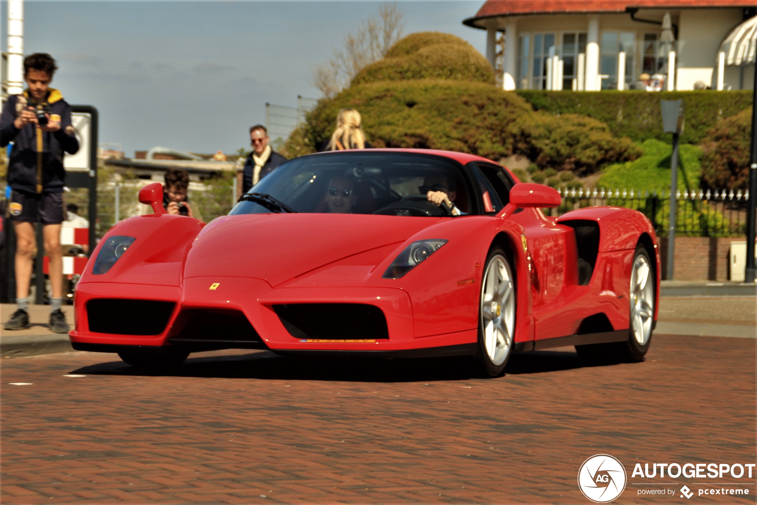 Aanschouw een Ferrari Enzo Ferrari vers op Nederlands kenteken