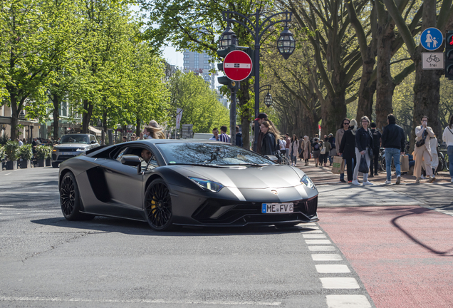 Lamborghini Aventador S LP740-4