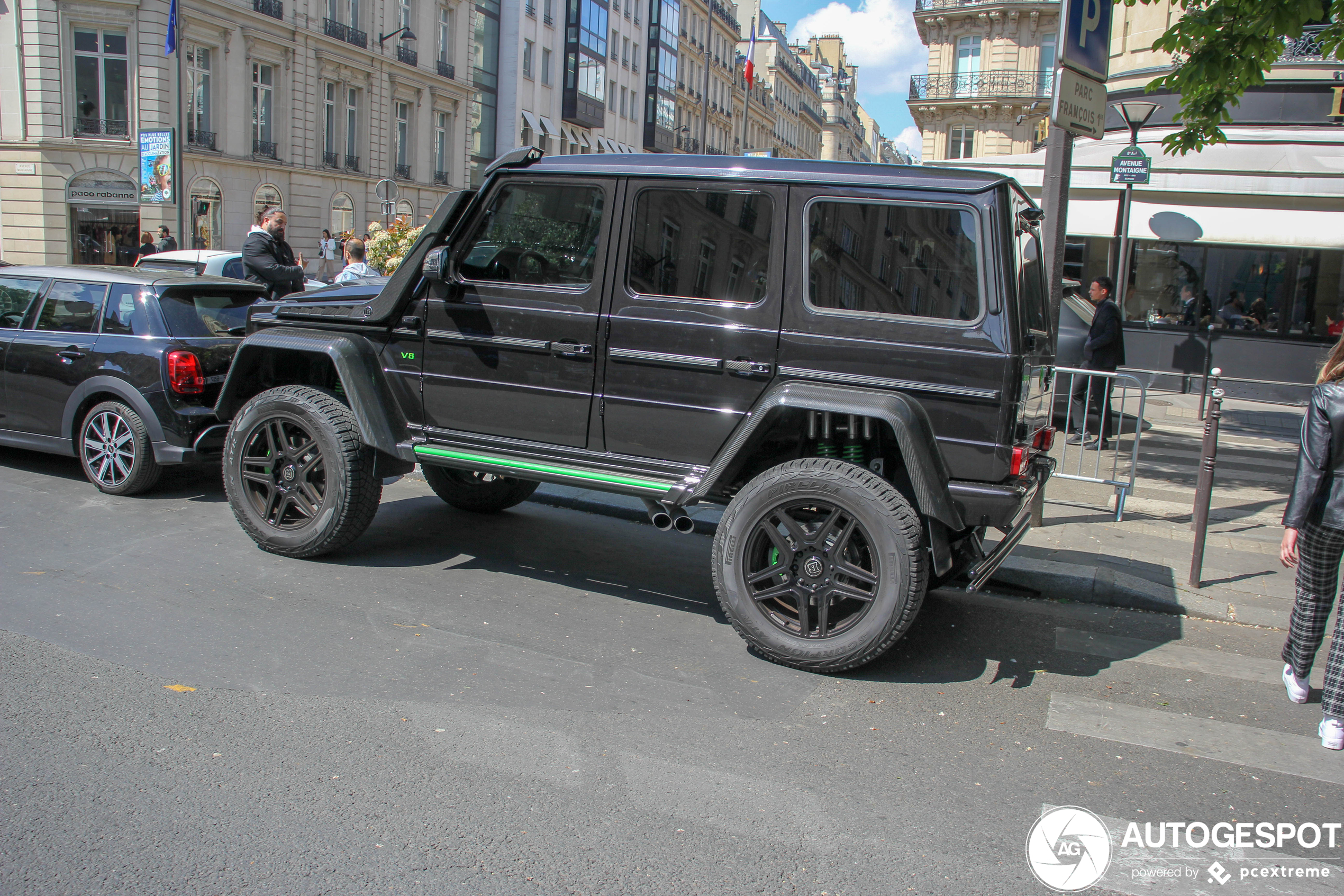 Mercedes-Benz Brabus G 500 4X4² staat in de betonnen jungle