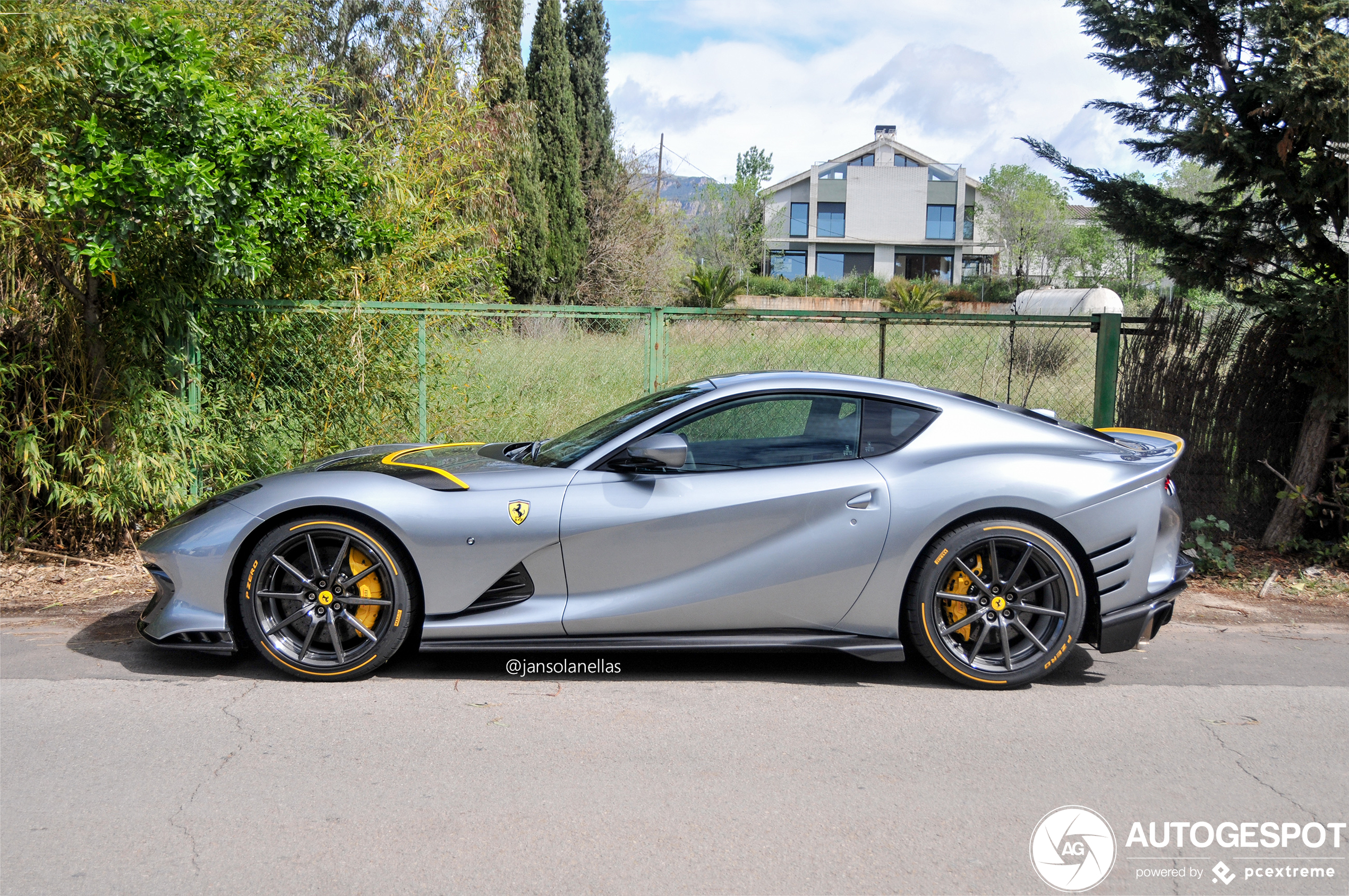 Canna Di Fucile gekleurde Ferrari 812 Competizione doet het goed in de zon