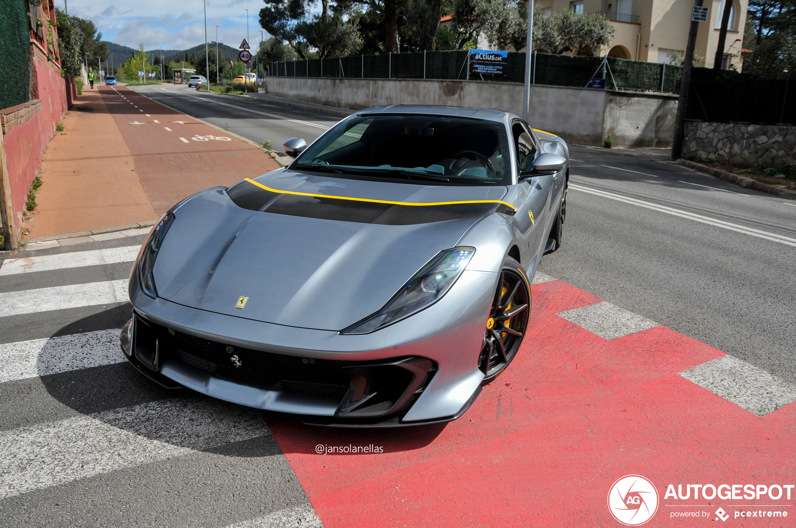 Canna Di Fucile gekleurde Ferrari 812 Competizione doet het goed in de zon