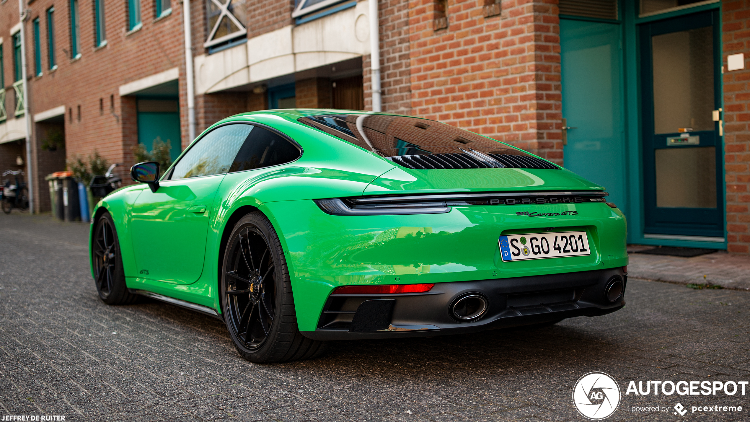 Groene Porsche 992 Carrera GTS laat zien wat kleur doet