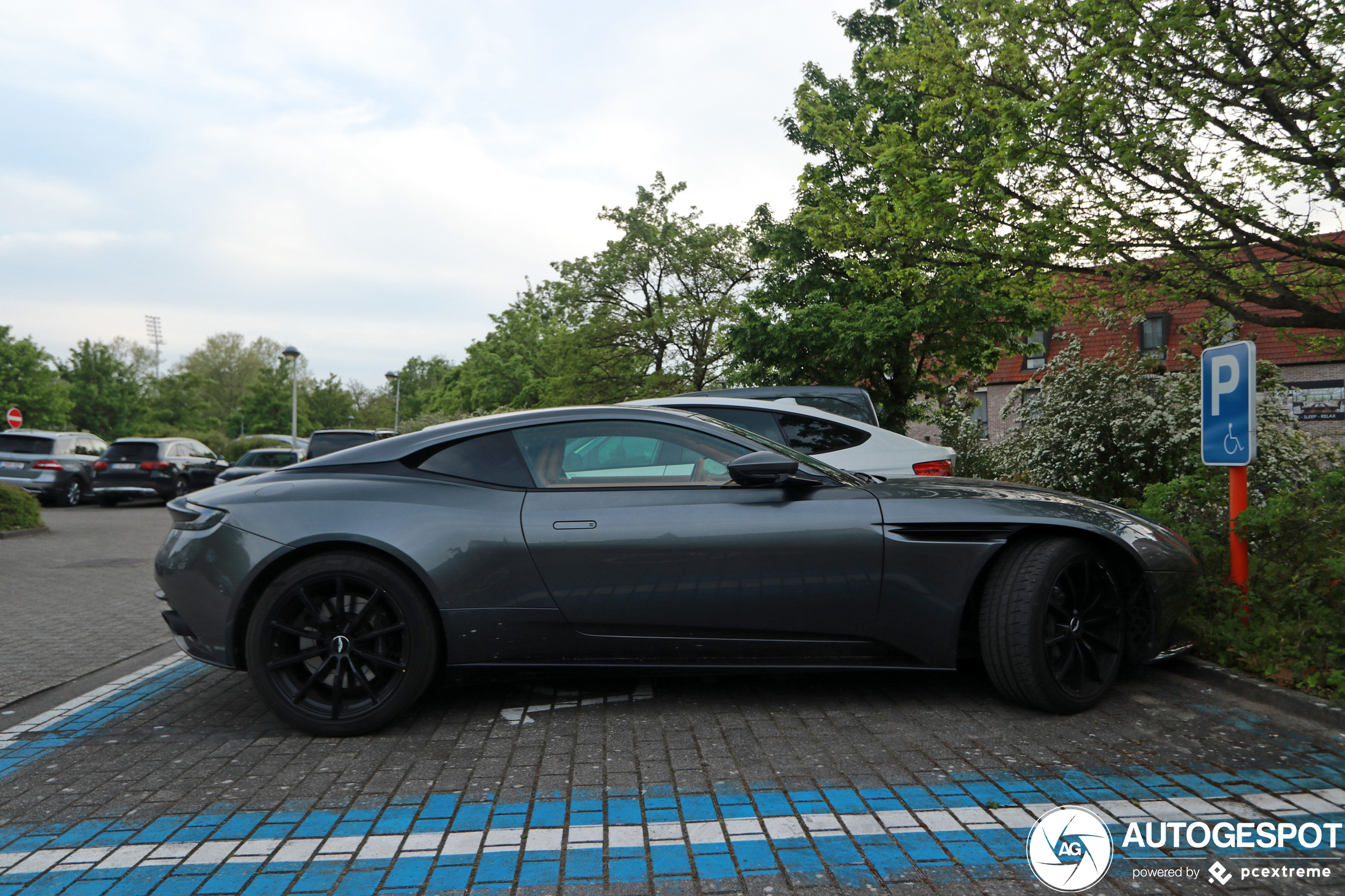 Aston Martin DB11 V8