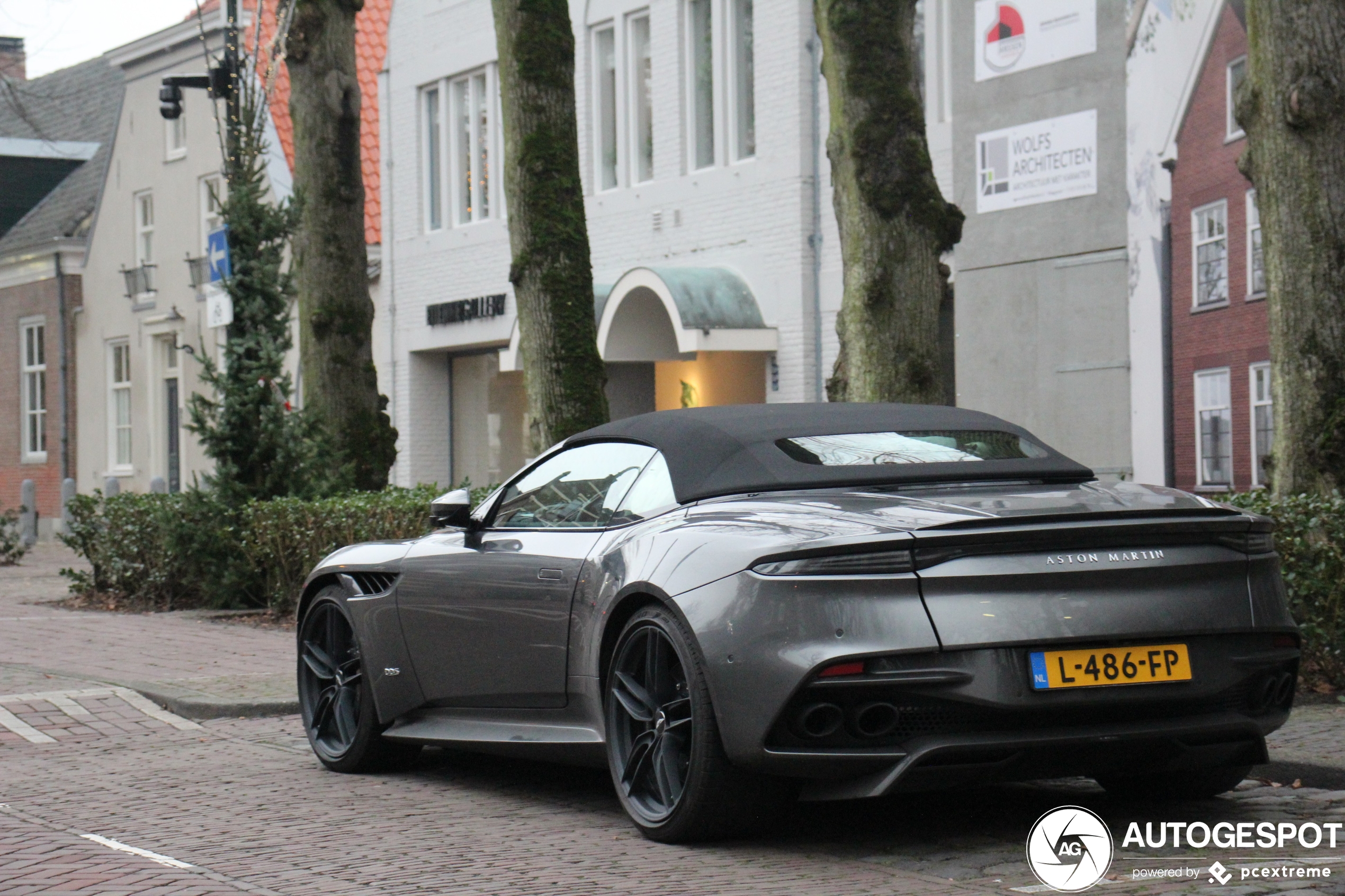 Aston Martin DBS Superleggera Volante