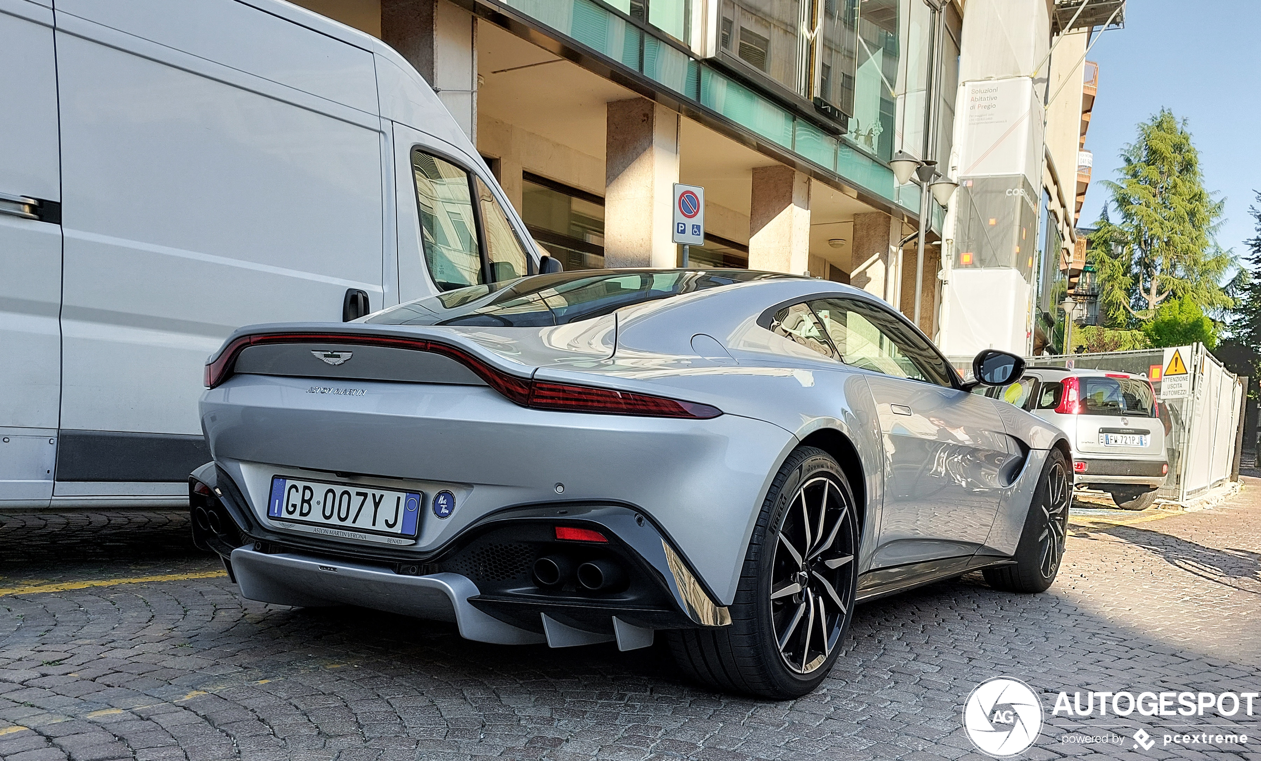 Aston Martin V8 Vantage 2018