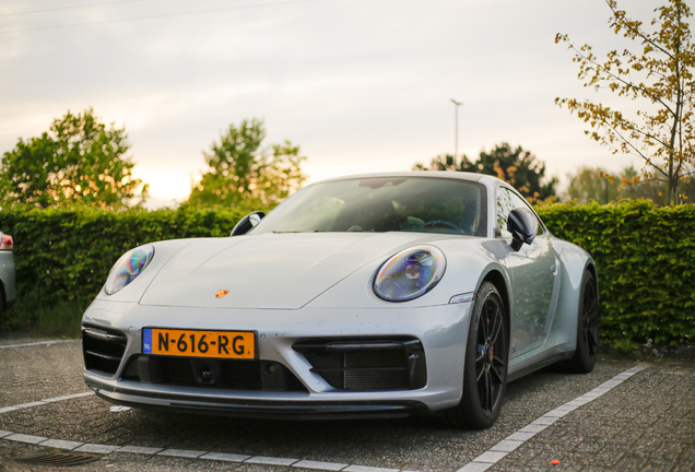 Porsche 992 Carrera 4 GTS