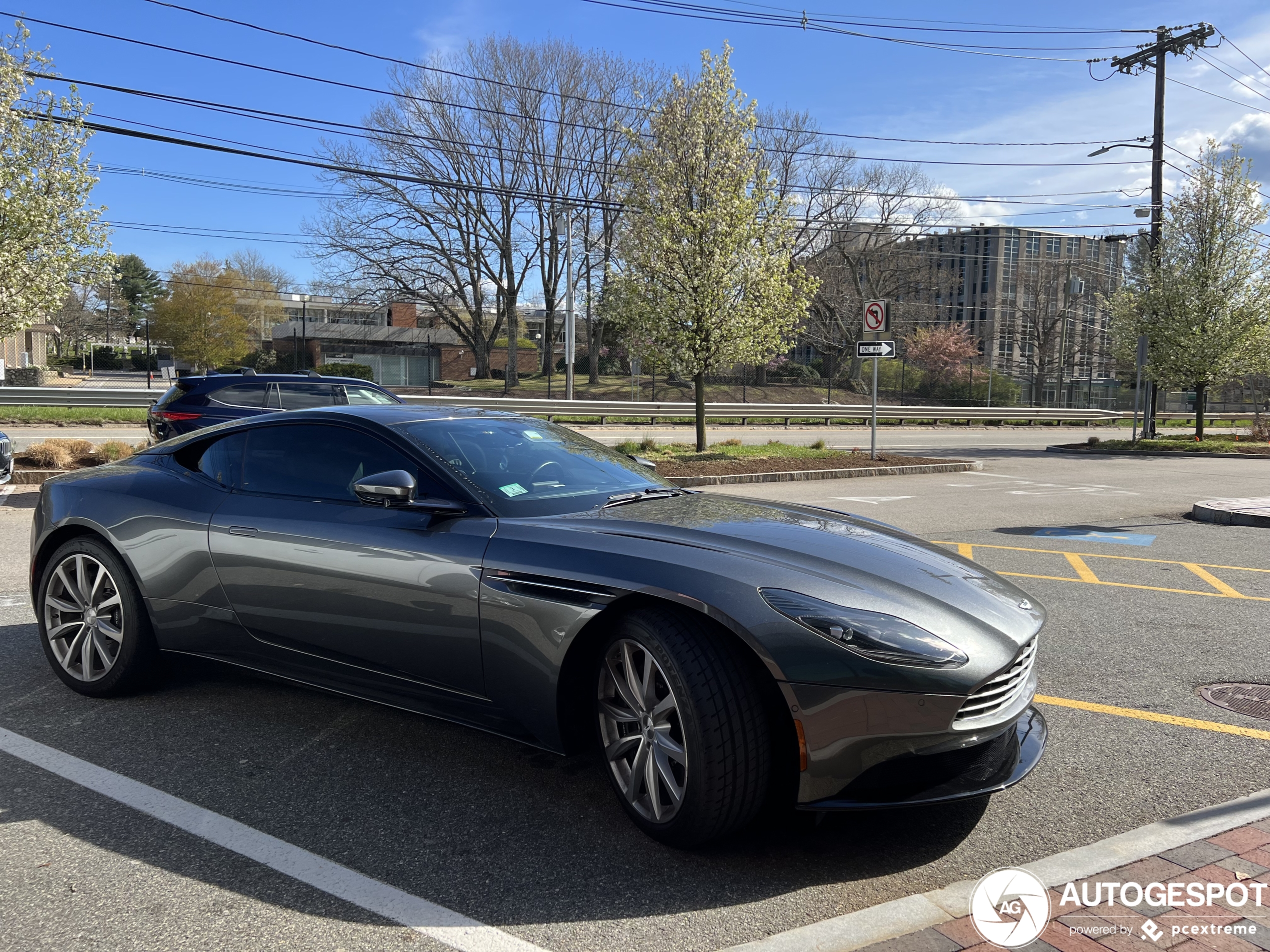 Aston Martin DB11 V8