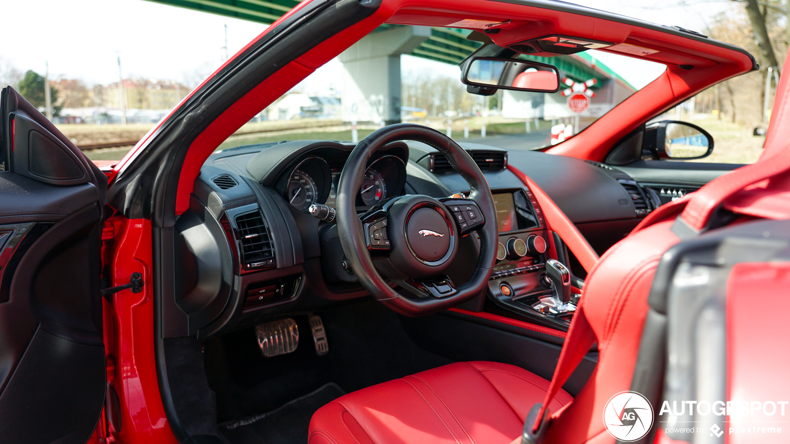 Rode F-Type cabrio ligt lekker voor de lens