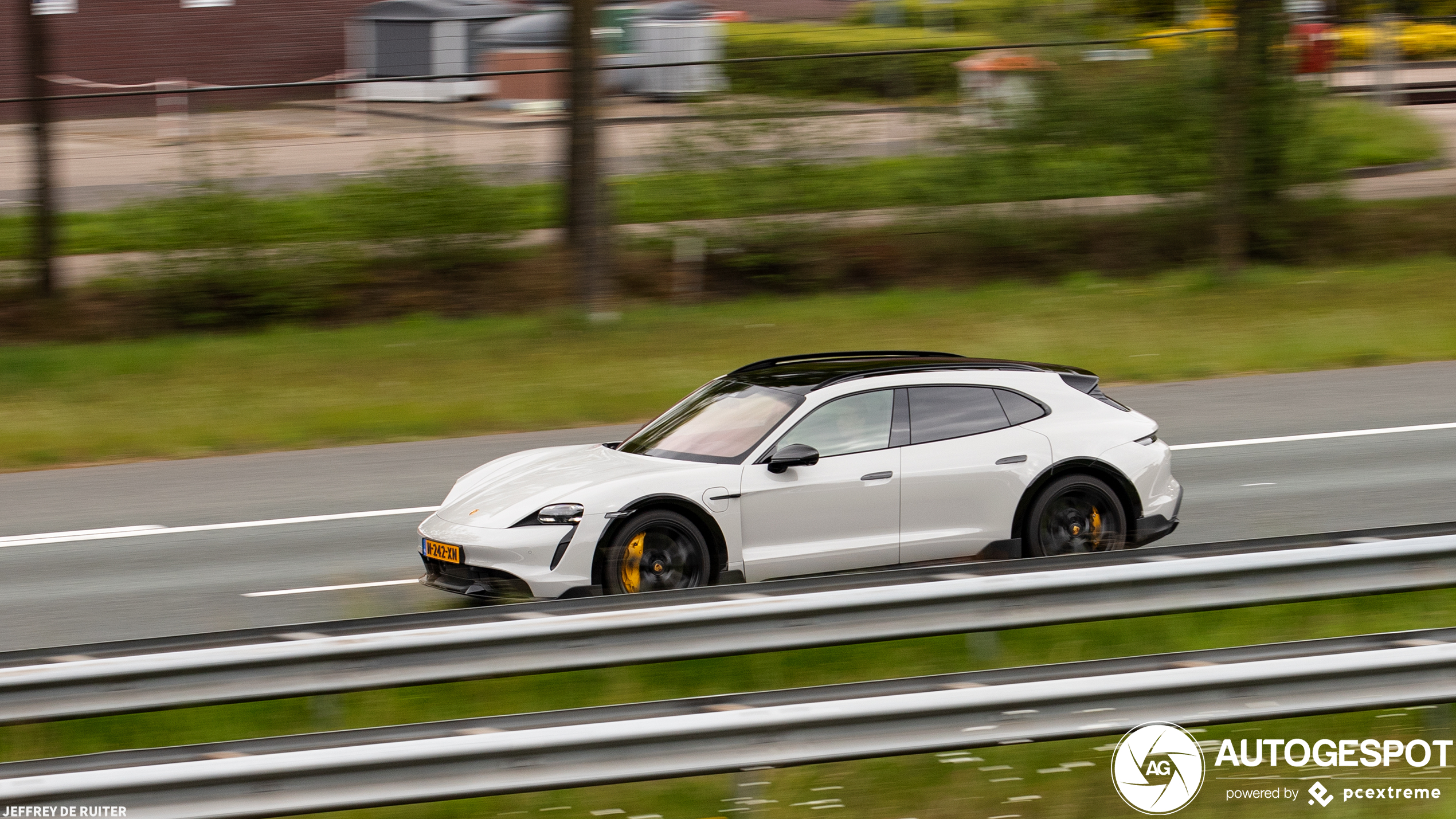 Porsche Taycan Turbo S Cross Turismo