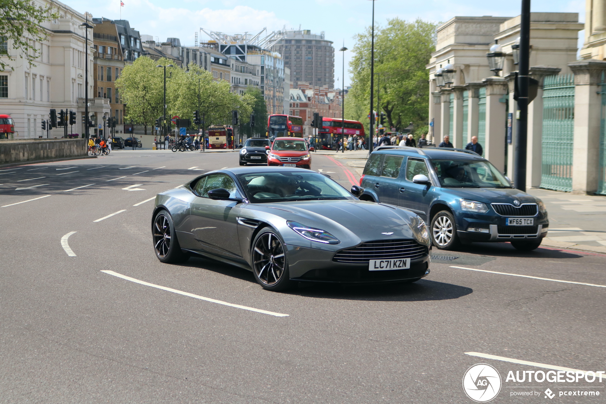 Aston Martin DB11 V8