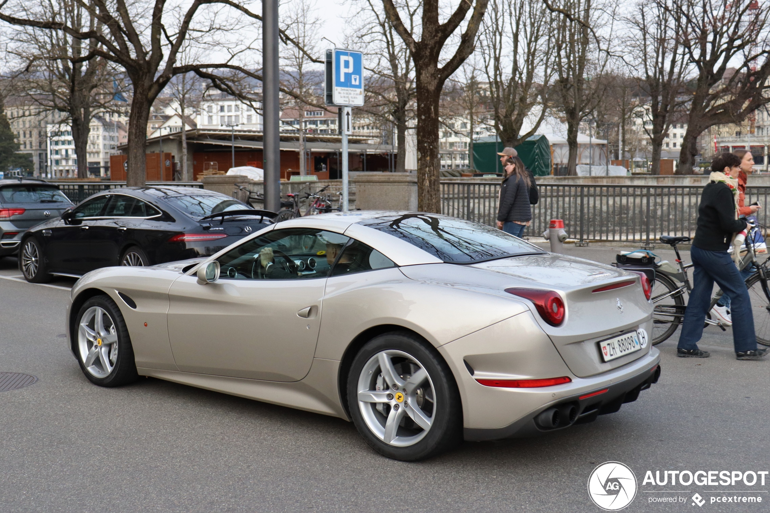 Ferrari California カタログ 250 Ferrari California Brochure Cover Art – Nero Cavallo